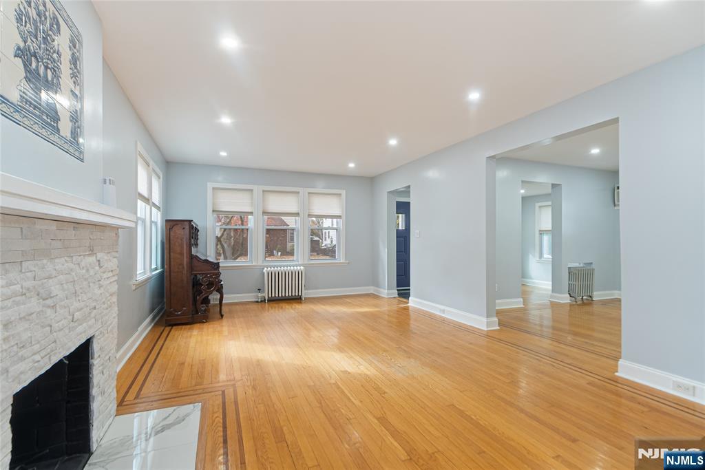 Teaneck, New Jersey, 07666, United States, 3 Bedrooms Bedrooms, ,2 BathroomsBathrooms,Residential,For Sale,1987513