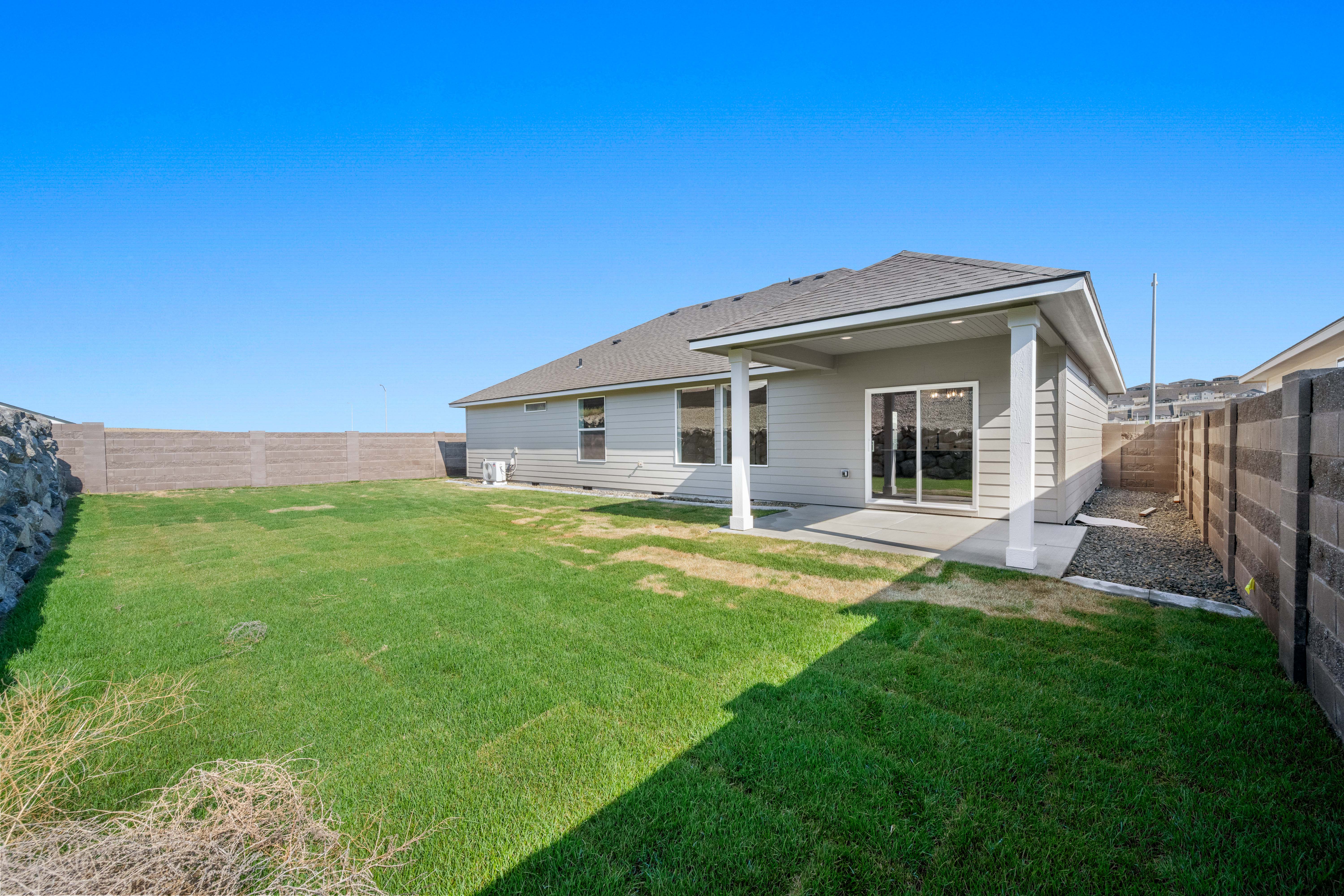  4-Car Garage, Big Yard & Fully Fenced - 物件實景
