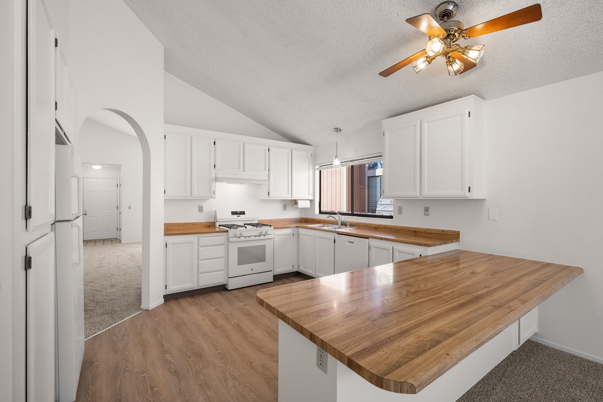  Single-level living + M Section location + owned solar + move-in ready - 物件實景