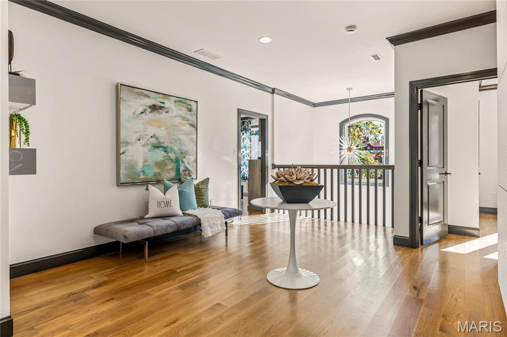 University City, Missouri, 63105, United States, 4 Bedrooms Bedrooms, ,5 BathroomsBathrooms,Residential,For Sale,1989585