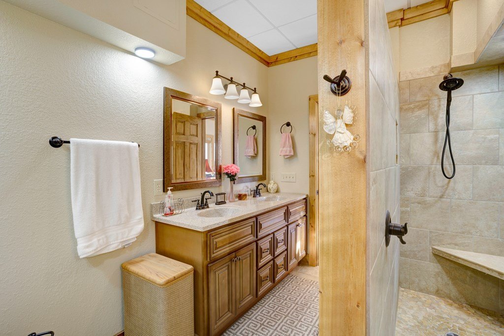 Hiawassee, Georgia, 30546, United States, 4 Bedrooms Bedrooms, ,5 BathroomsBathrooms,Residential,For Sale,1880672