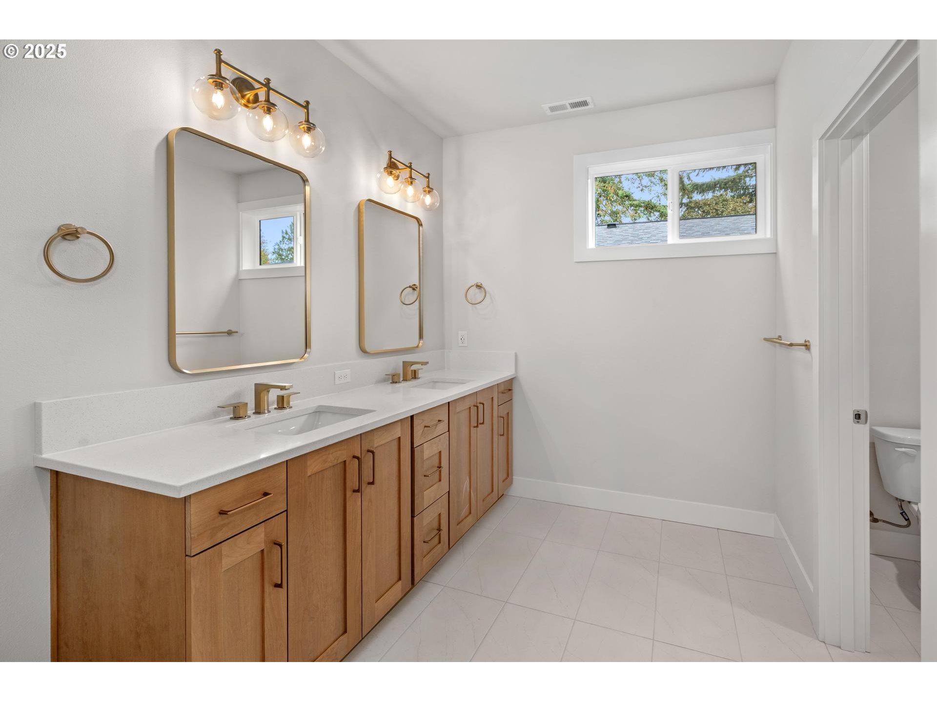 Portland, Oregon, 97219, United States, 3 Bedrooms Bedrooms, ,3 BathroomsBathrooms,Residential,For Sale,1998878