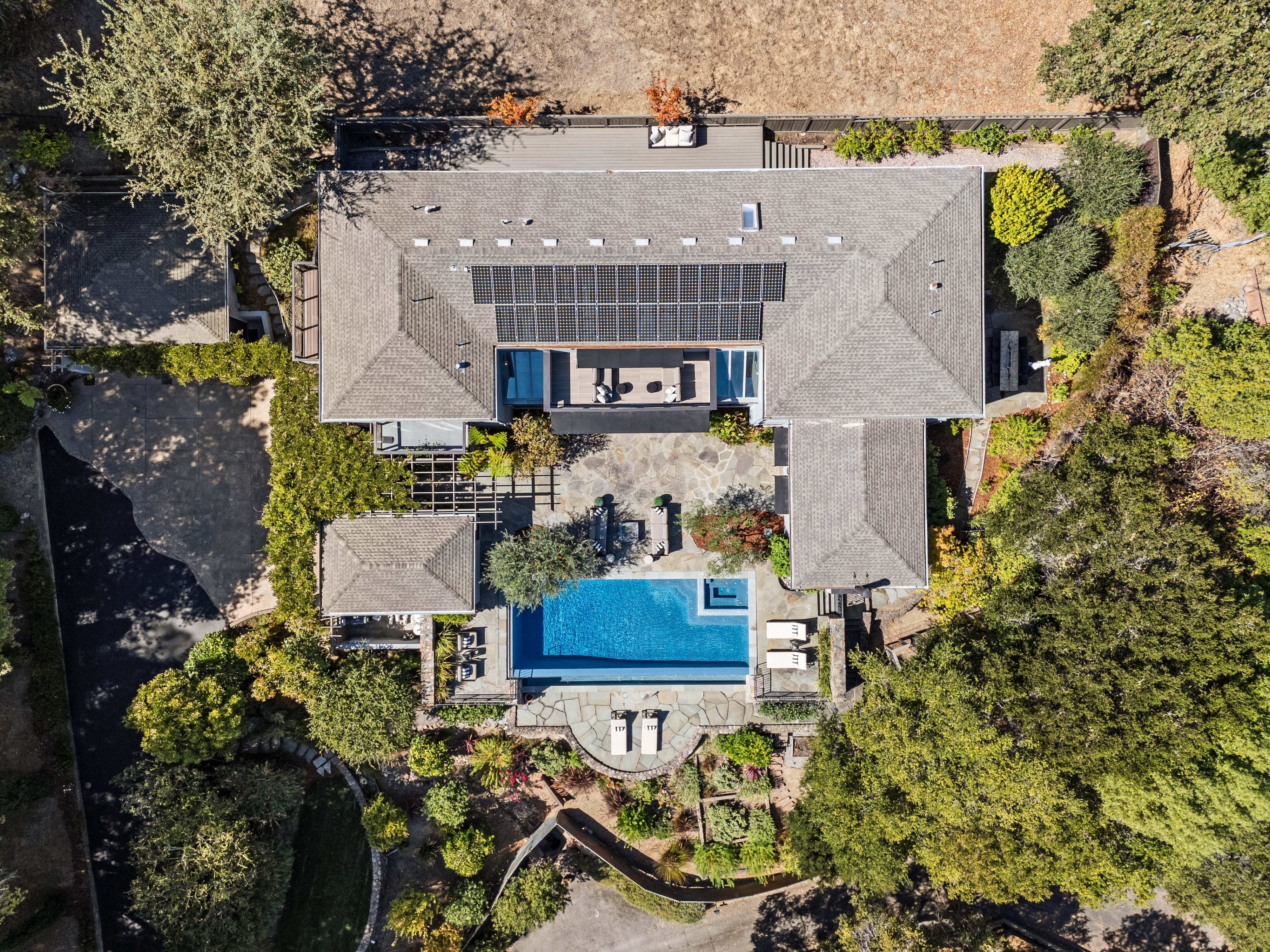  Resort Living in Sorich Park — Gated Mediterranean Estate With Pool and Views - 物件實景