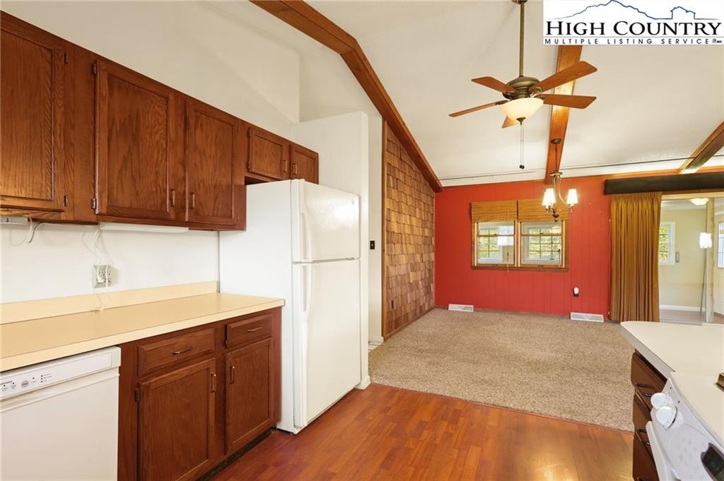 Banner Elk, North Carolina, 28604, United States, 2 Bedrooms Bedrooms, ,2 BathroomsBathrooms,Residential,For Sale,1977010