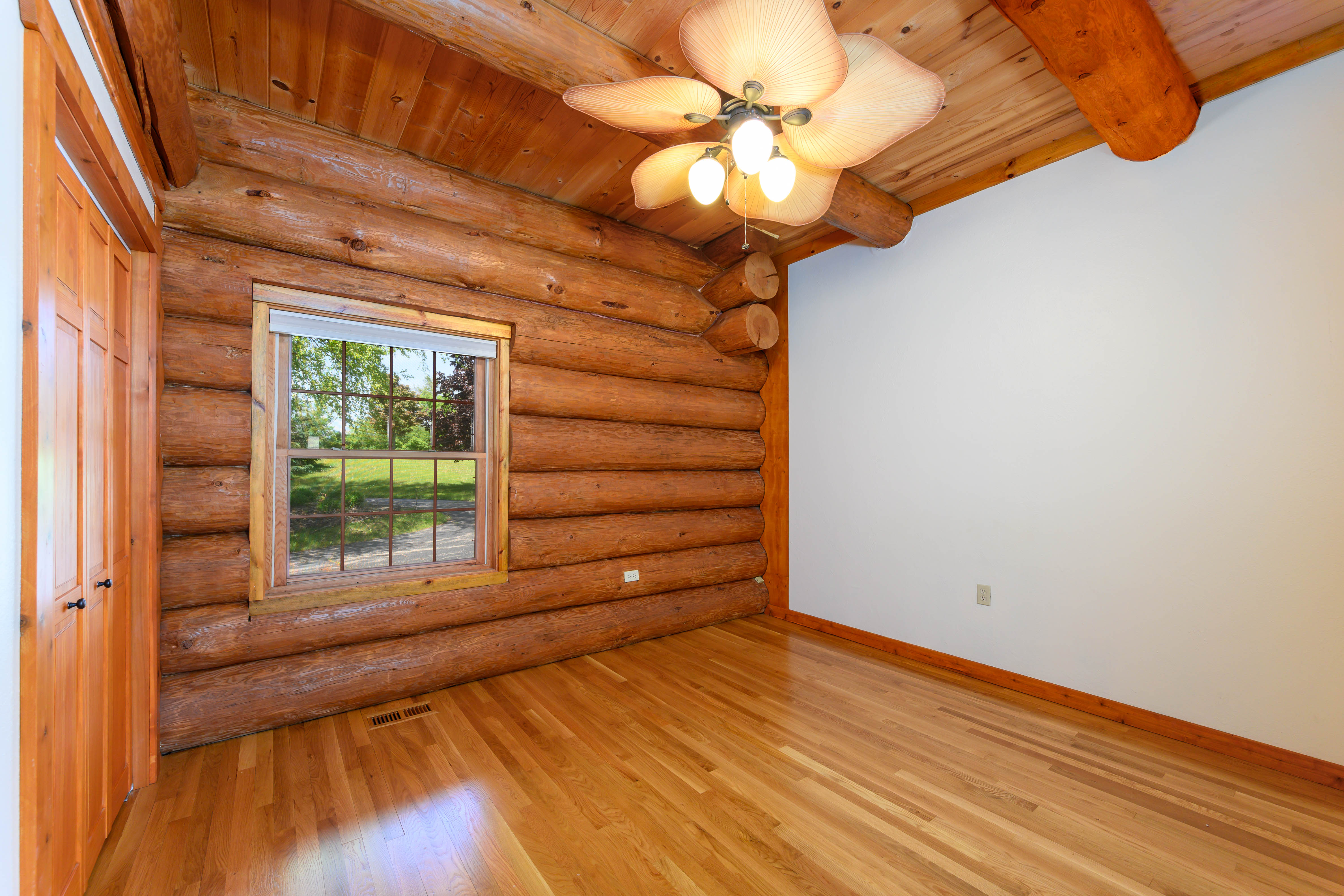  Stunning Real Log Home - 物件實景