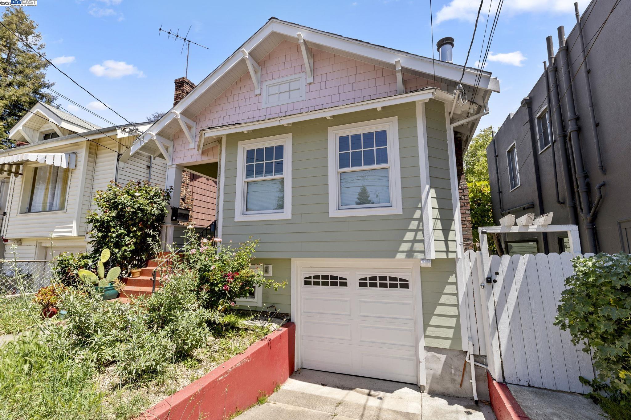 Oakland, California, 94606, United States, 3 Bedrooms Bedrooms, ,2 BathroomsBathrooms,Residential,For Sale,1839089