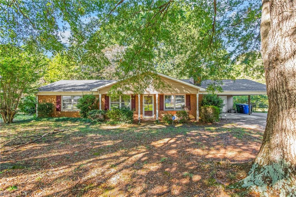 Pine Forest Dr, Kernersville, NC 27284