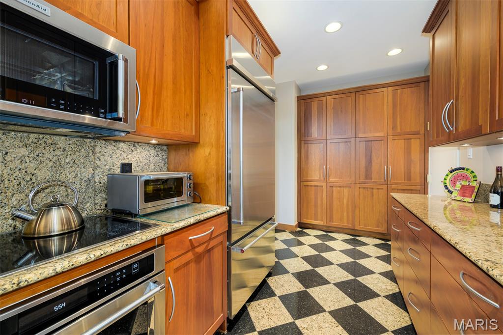 St Louis, Missouri, 63105, United States, 2 Bedrooms Bedrooms, ,2 BathroomsBathrooms,Residential,For Sale,1828450