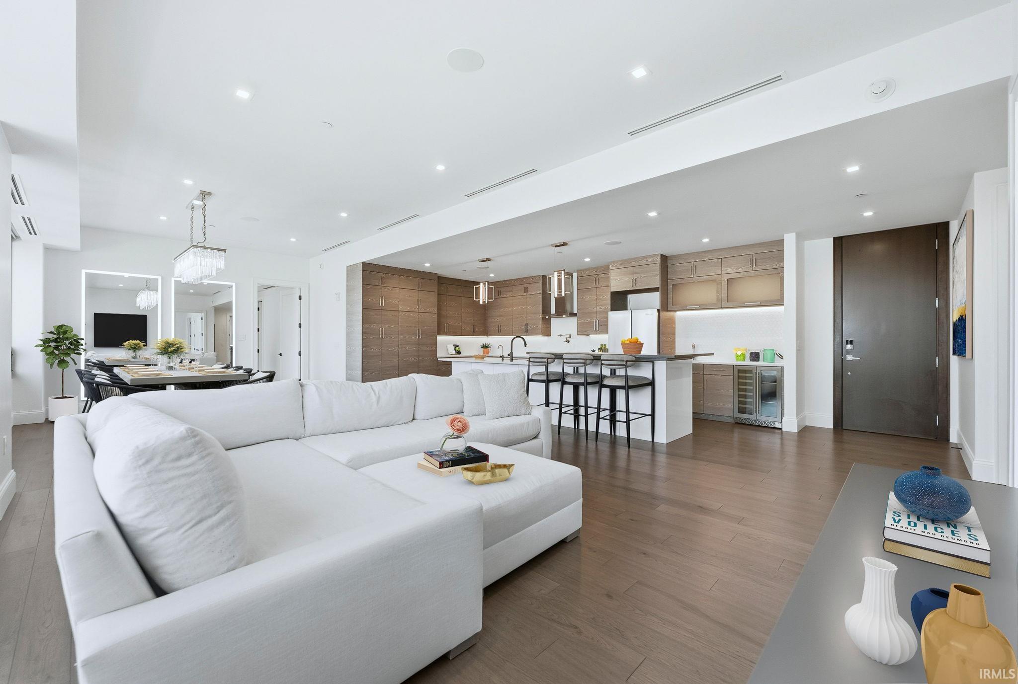 Fort Wayne, Indiana, 46802, United States, 2 Bedrooms Bedrooms, ,3 BathroomsBathrooms,Residential,For Sale,1987044