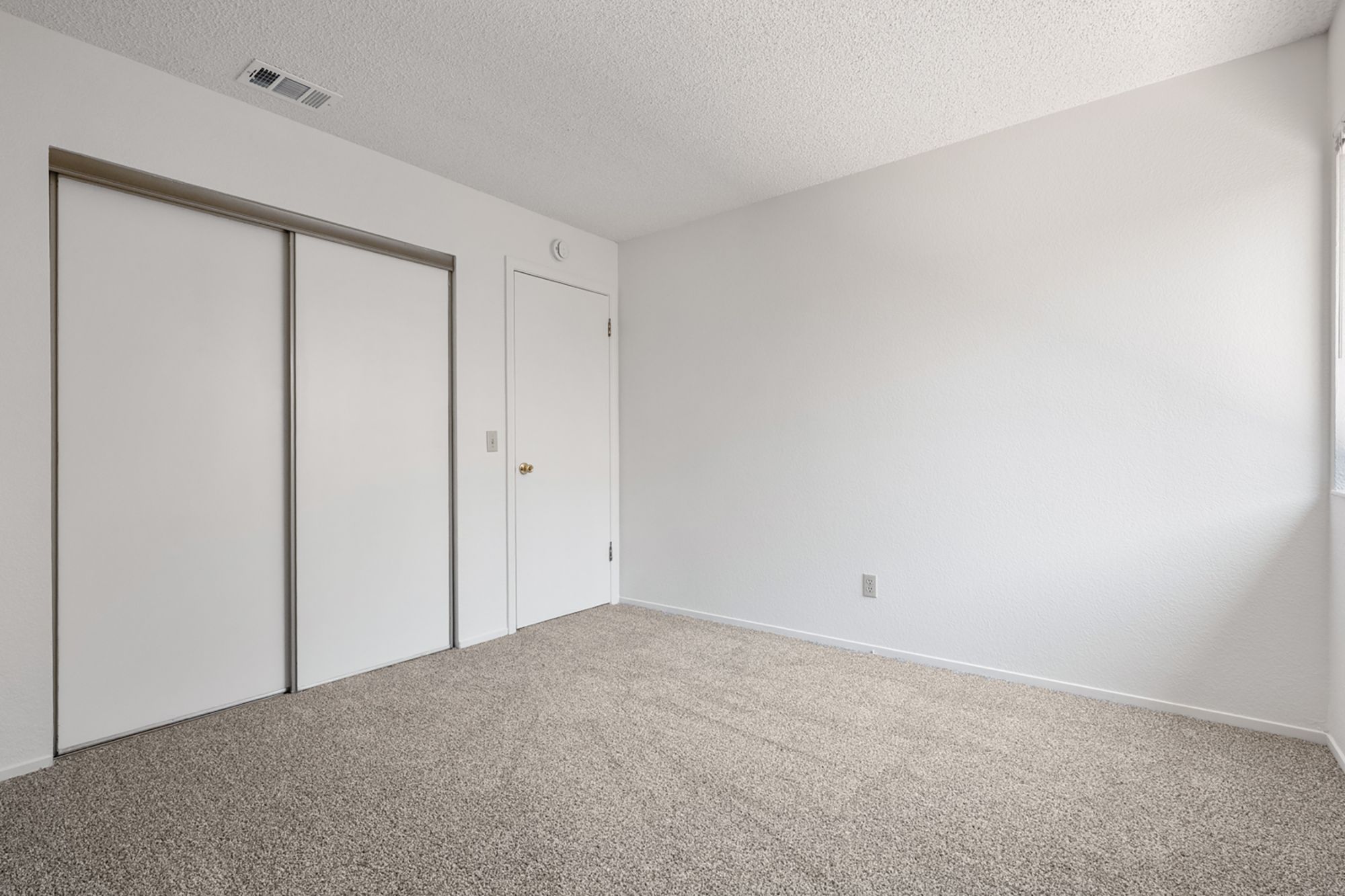  Single-level living + M Section location + owned solar + move-in ready - 物件實景