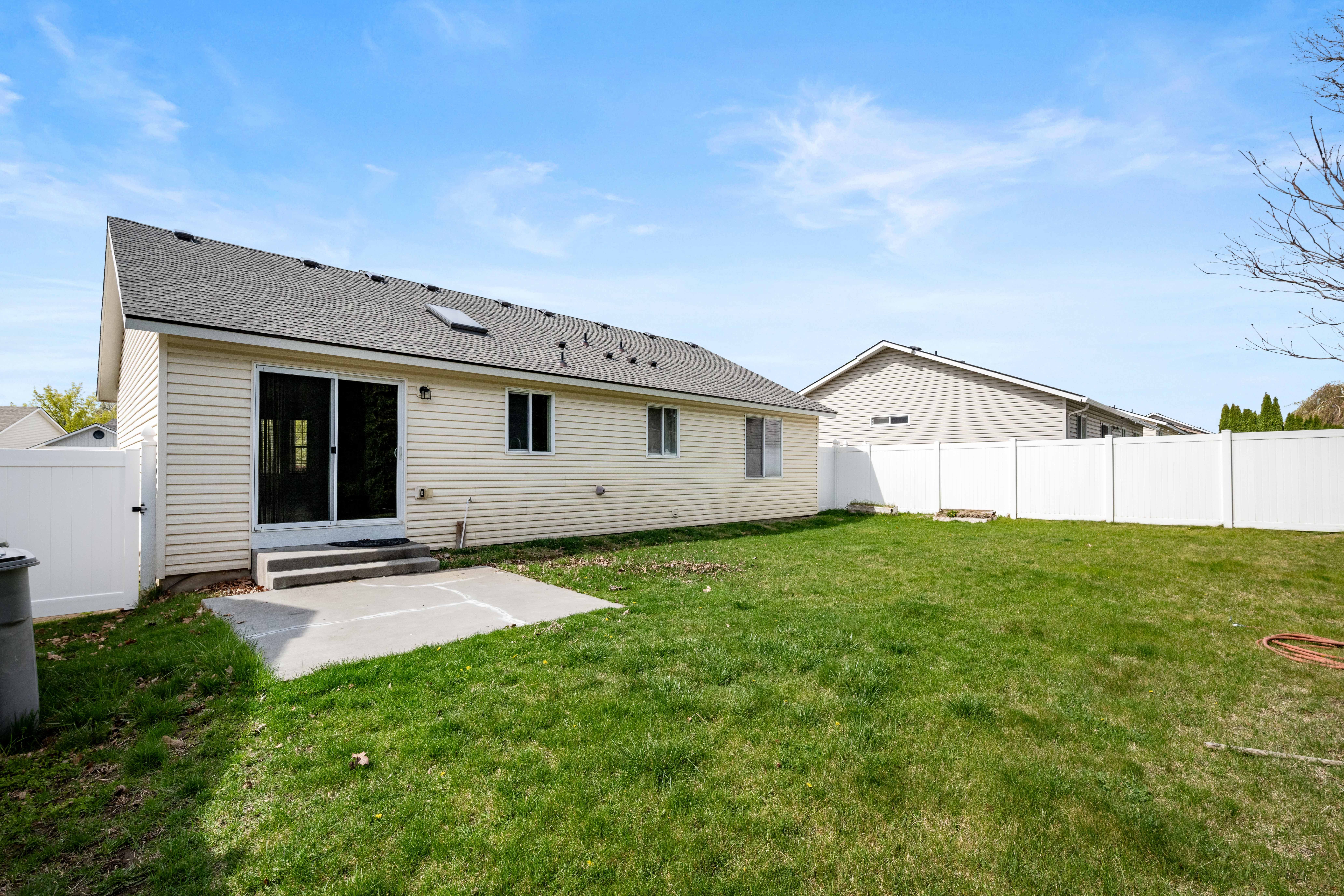  Fresh Paint and BRAND NEW ROOF - 物件實景