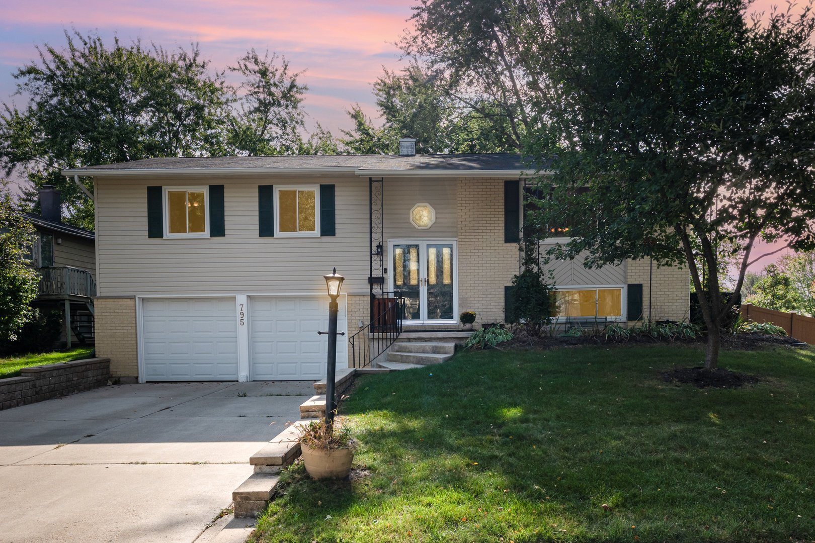 Hoffman Estates, Illinois, 60192, United States, 4 Bedrooms Bedrooms, ,3 BathroomsBathrooms,Residential,For Sale,1961387