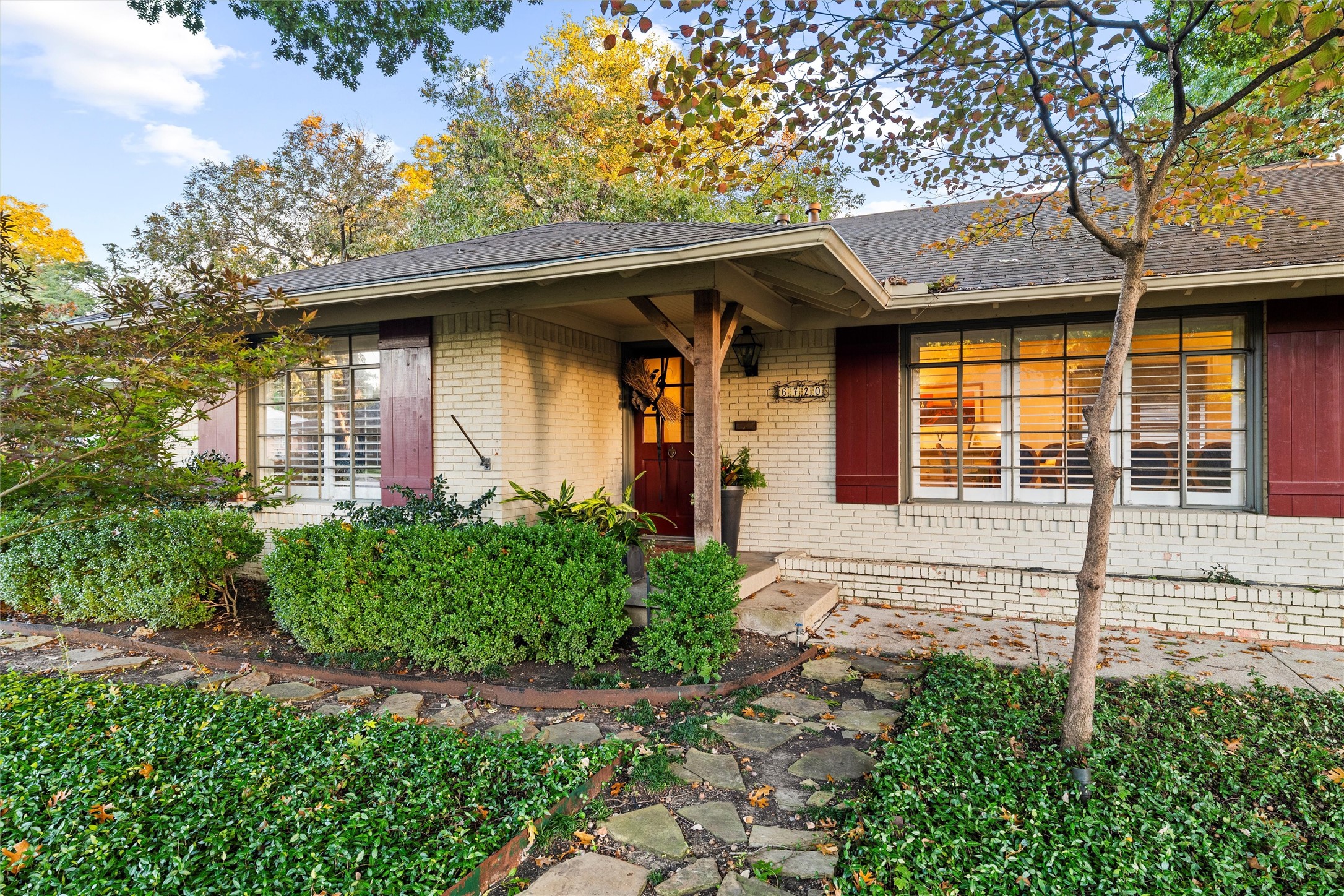 Dallas, Texas, 75214, United States, 3 Bedrooms Bedrooms, ,2 BathroomsBathrooms,Residential,For Sale,1989303