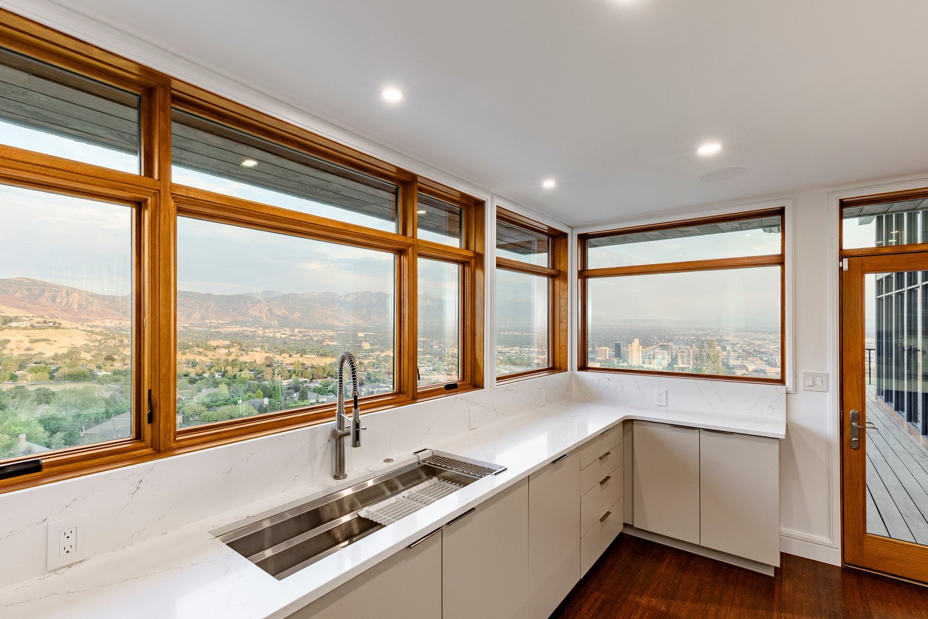  Stunning Contemporary Home with Commanding Views - 物件實景