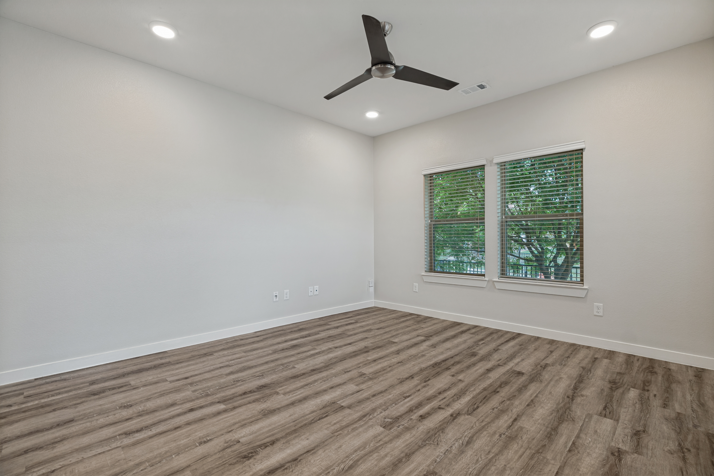  Welcome to this Beautifully Designed 3-bedroom, 2.5-bath Townhouse - 物件實景