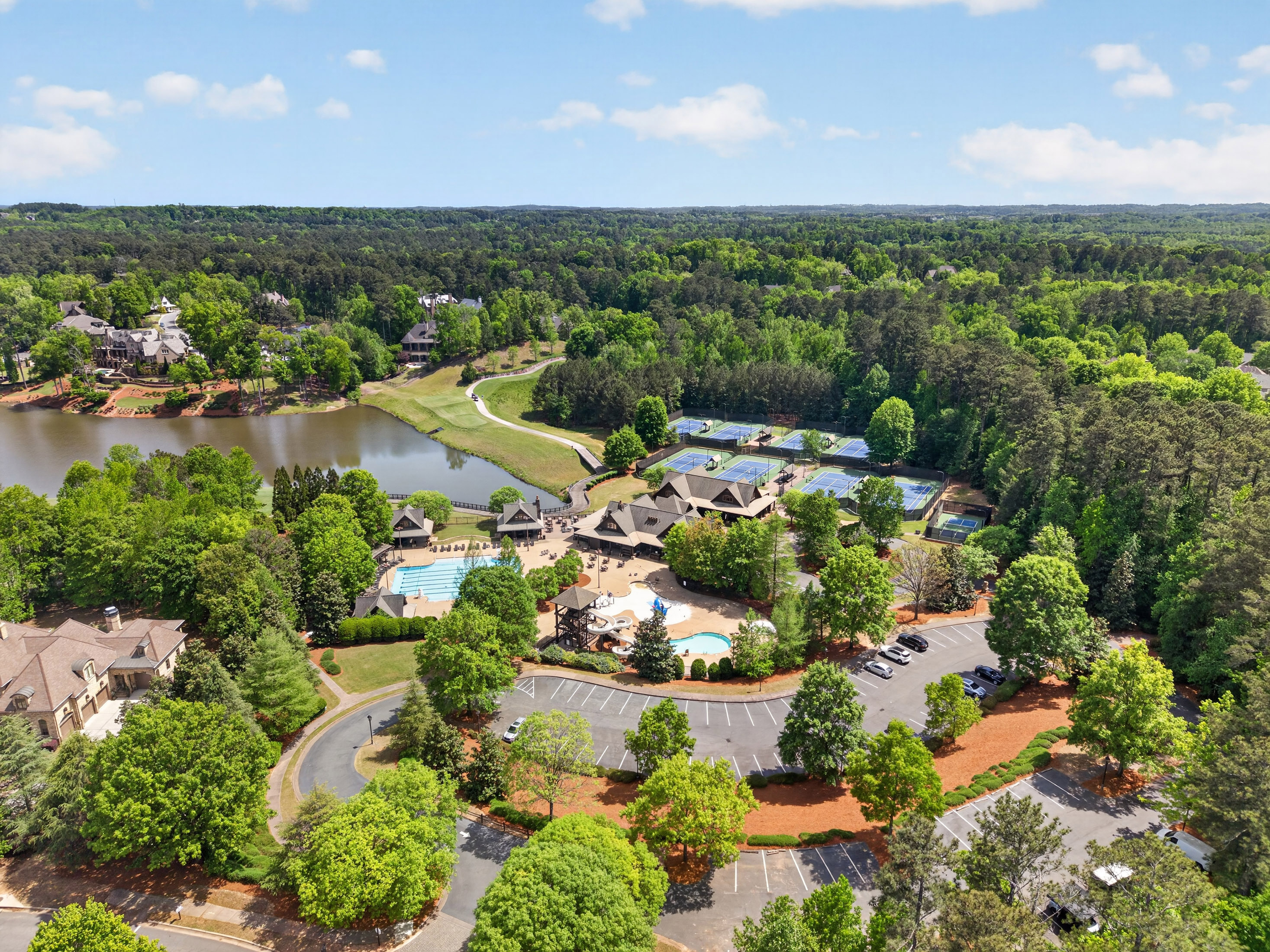  Experience Luxury in One of Georgia’s Most Prestigious Gated Golf Communities - 物件實景