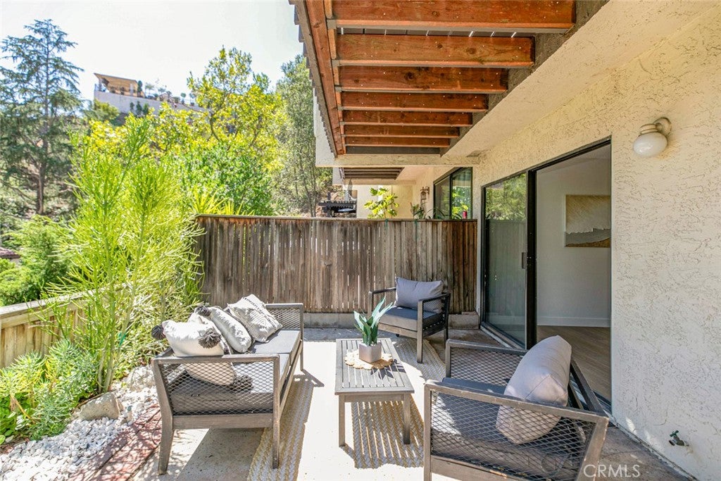 Glendale, California, 91206, United States, 2 Bedrooms Bedrooms, ,3 BathroomsBathrooms,Residential,For Sale,1941682