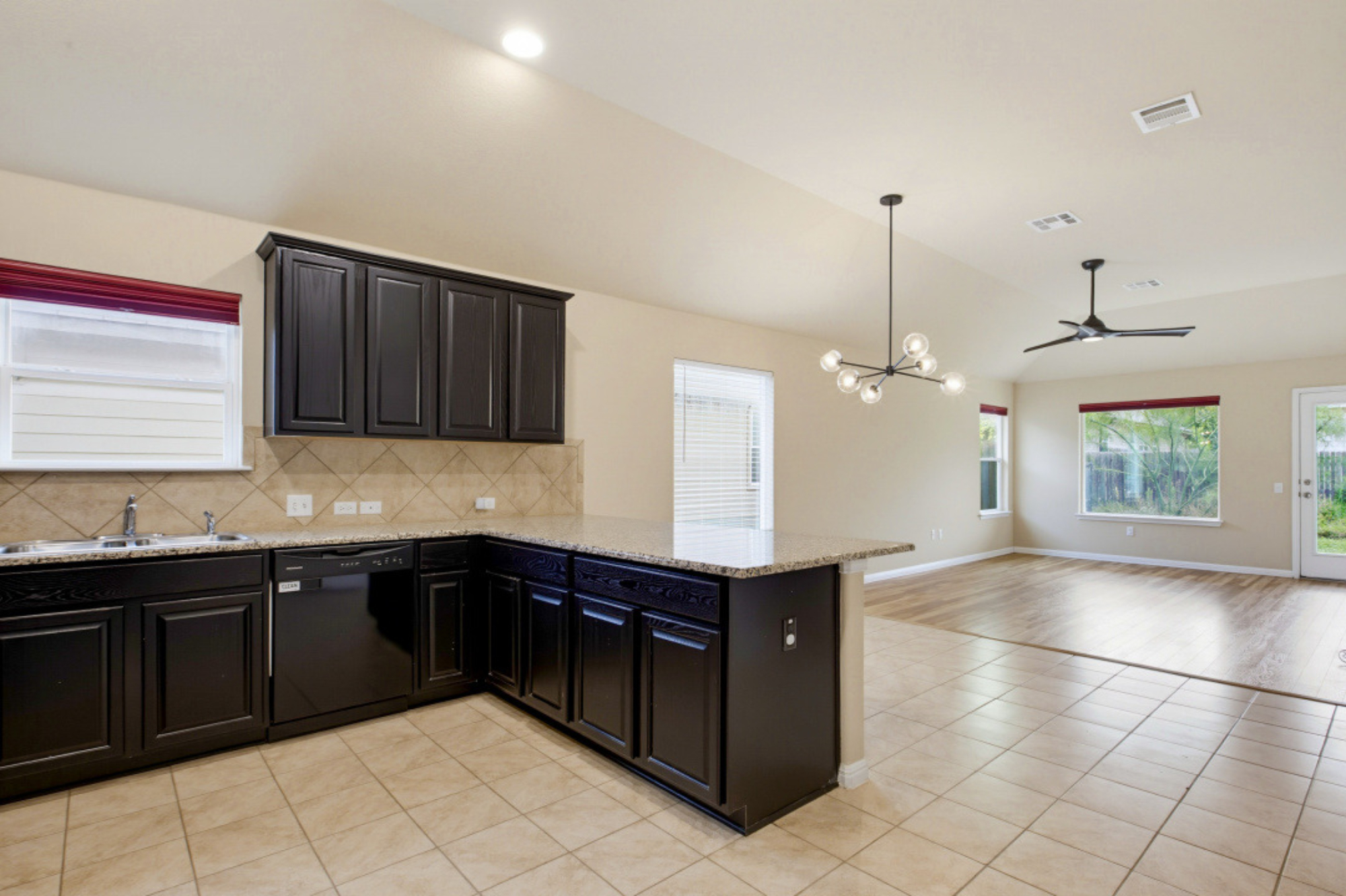  Move-In Ready & Meticulously Maintained in Fort Dessau - 物件實景