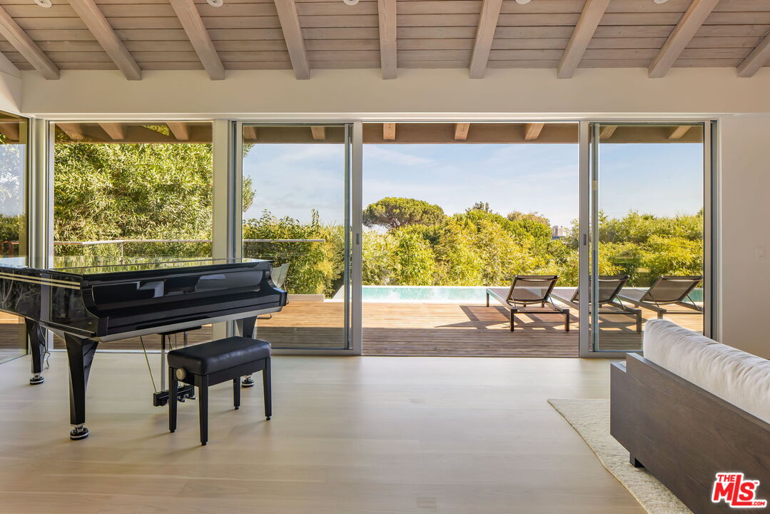 Los Angeles, California, 90049, United States, 5 Bedrooms Bedrooms, ,6 BathroomsBathrooms,Residential,For Sale,1950384