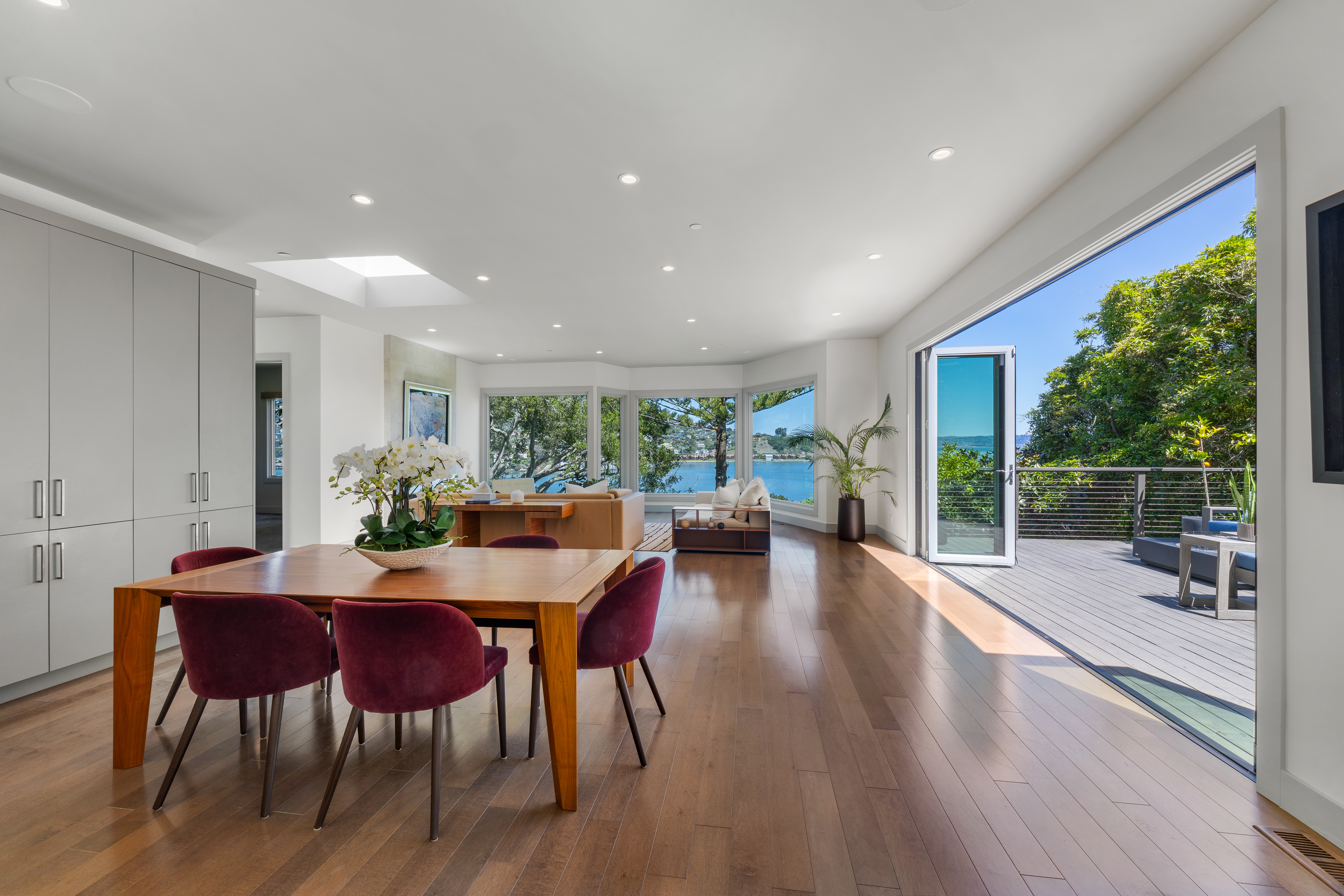  Coastal Living on Coveted Beach Road - 物件實景