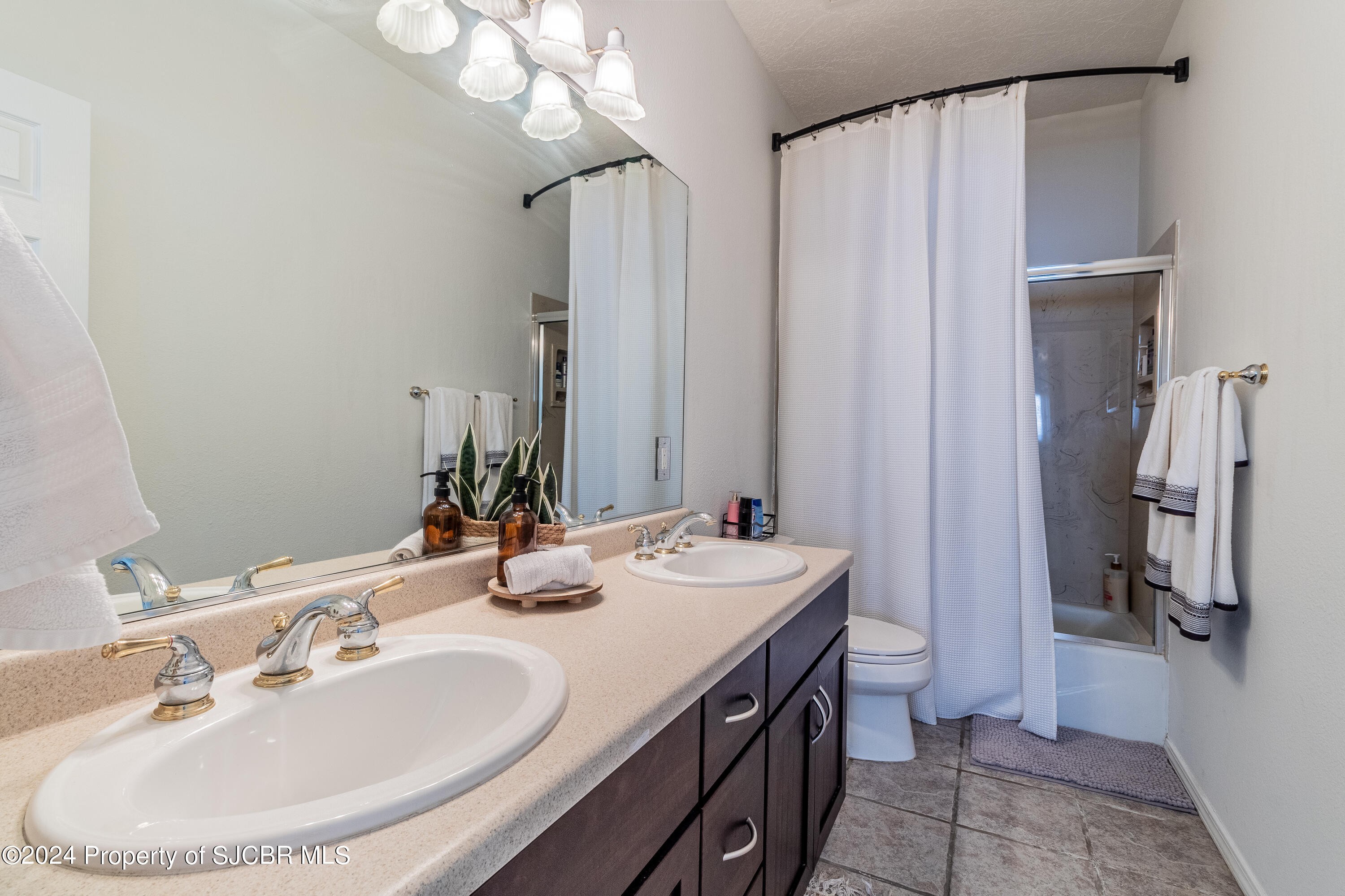 610 CERRILLOS Drive, Farmington, New Mexico, 87401, United States, 4 Bedrooms Bedrooms, ,4 BathroomsBathrooms,Residential,For Sale,610 CERRILLOS Drive,1623720