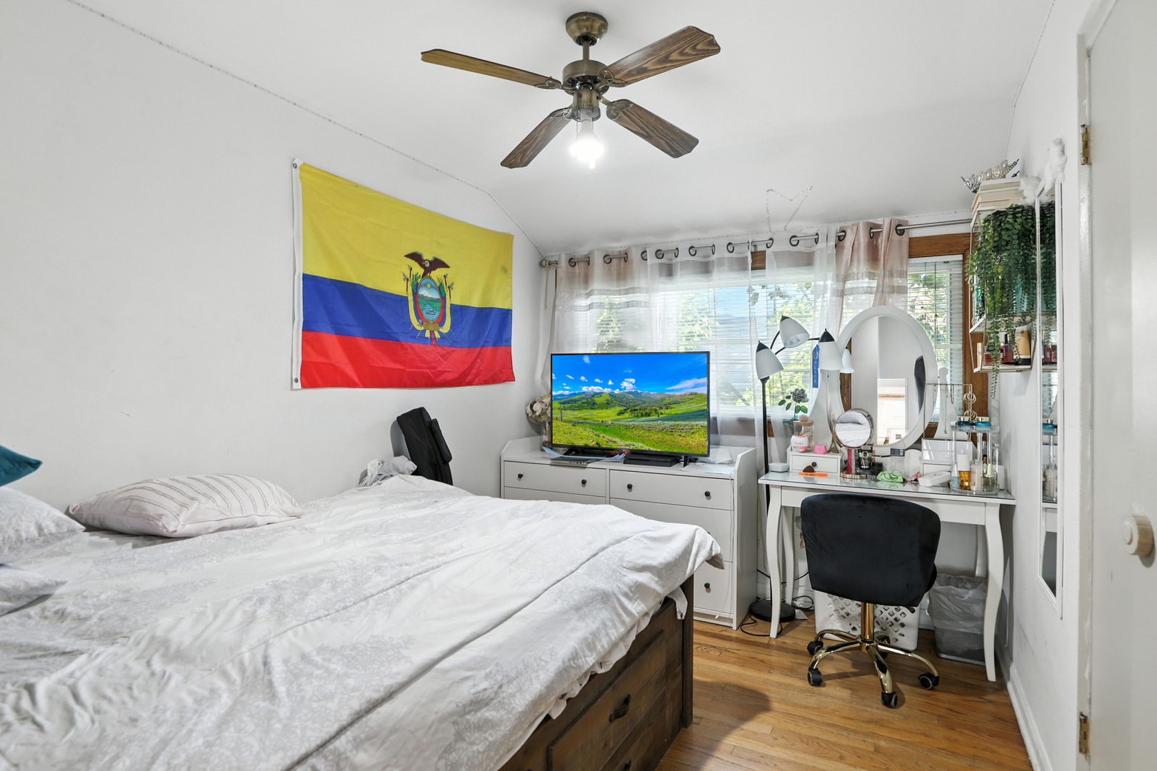 Lincolnwood, Illinois, 60712, United States, 3 Bedrooms Bedrooms, ,2 BathroomsBathrooms,Residential,For Sale,1951315