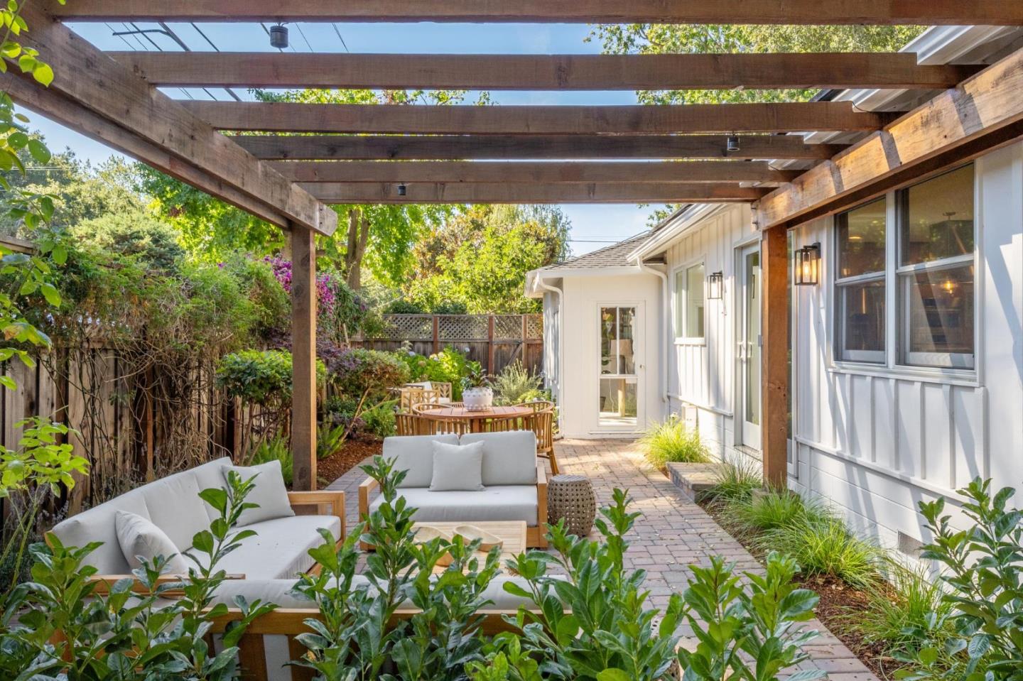 Menlo Park, California, 94025, United States, 3 Bedrooms Bedrooms, ,3 BathroomsBathrooms,Residential,For Sale,1941637