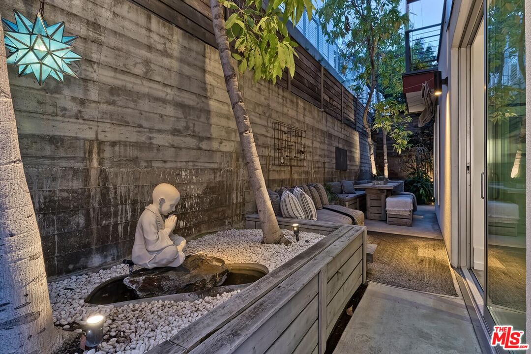 West Hollywood, California, 90069, United States, 2 Bedrooms Bedrooms, ,2 BathroomsBathrooms,Residential,For Sale,1760061