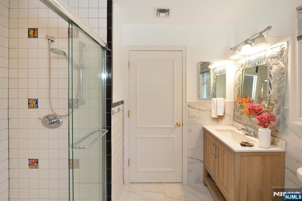 Fort Lee, New Jersey, 07024, United States, 5 Bedrooms Bedrooms, ,5 BathroomsBathrooms,Residential,For Sale,1942232