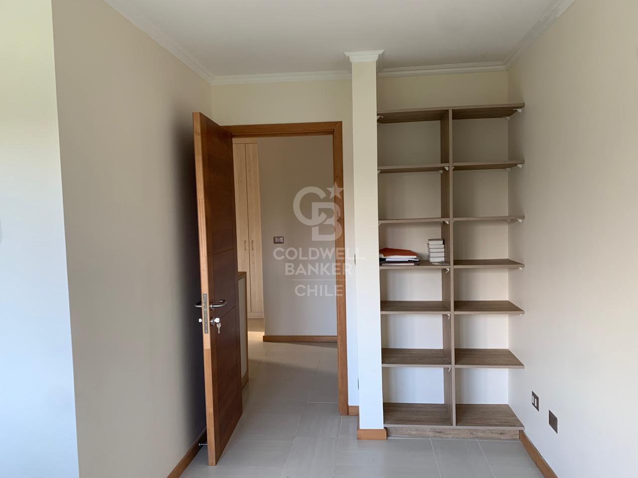 Puerto Varas, Chile, 7 Bedrooms Bedrooms, ,5 BathroomsBathrooms,Residential,For Sale,1990332