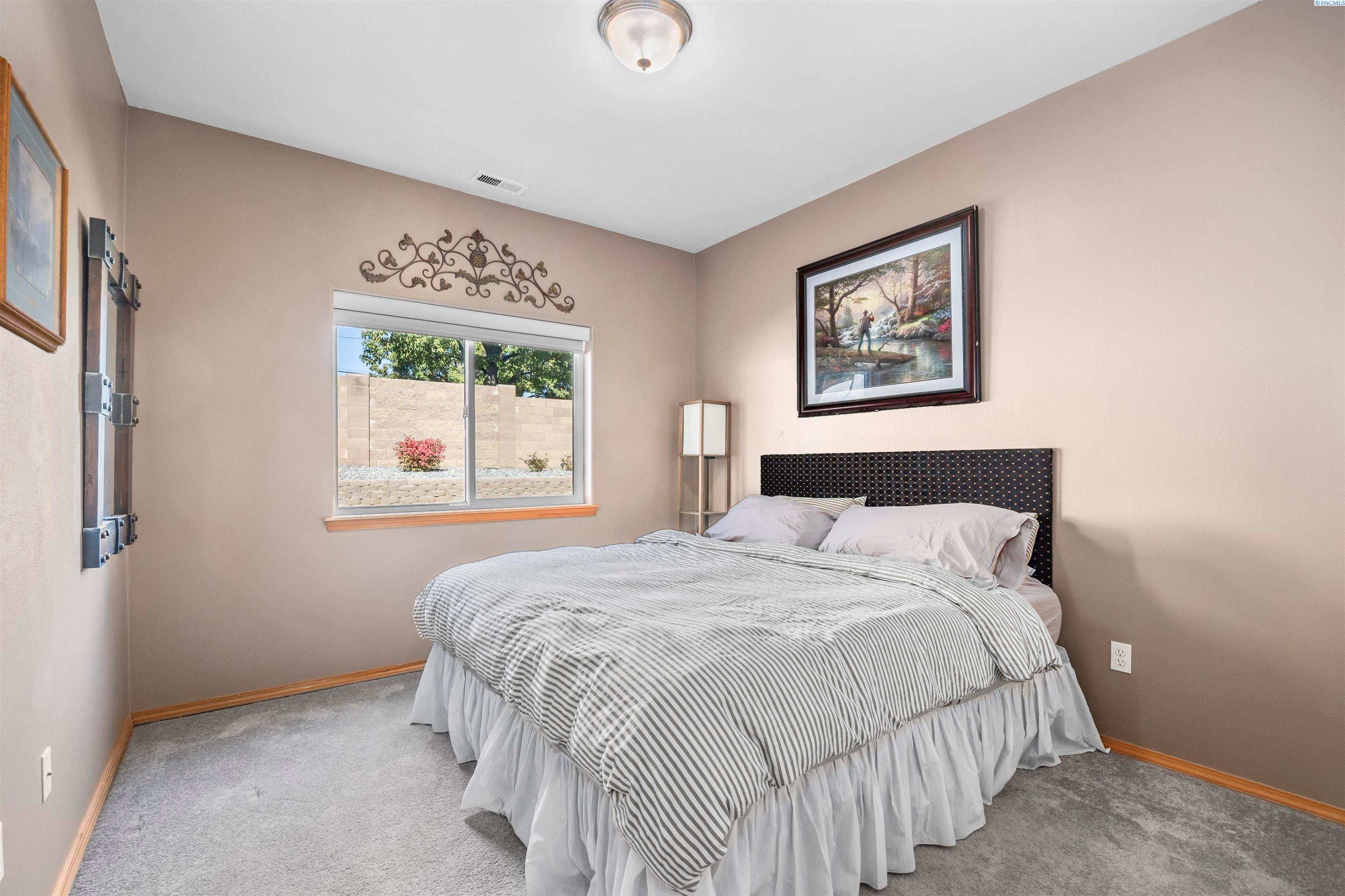 Kennewick, Washington, 99338, United States, 4 Bedrooms Bedrooms, ,2 BathroomsBathrooms,Residential,For Sale,1981833