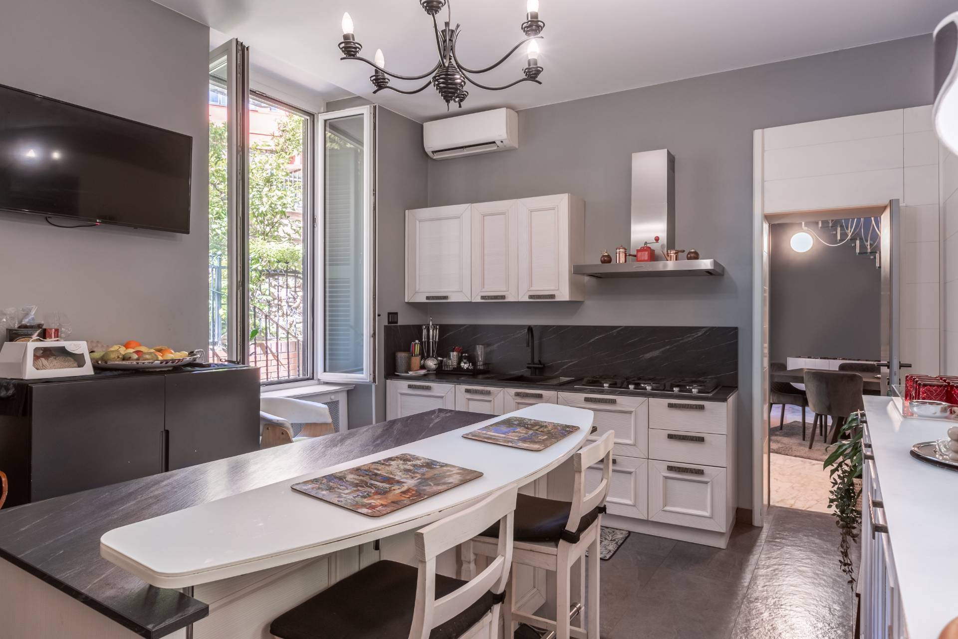 Roma, Roma, 00100, IT, 4 Bedrooms Bedrooms, ,4 BathroomsBathrooms,Residential,For Sale,1993511