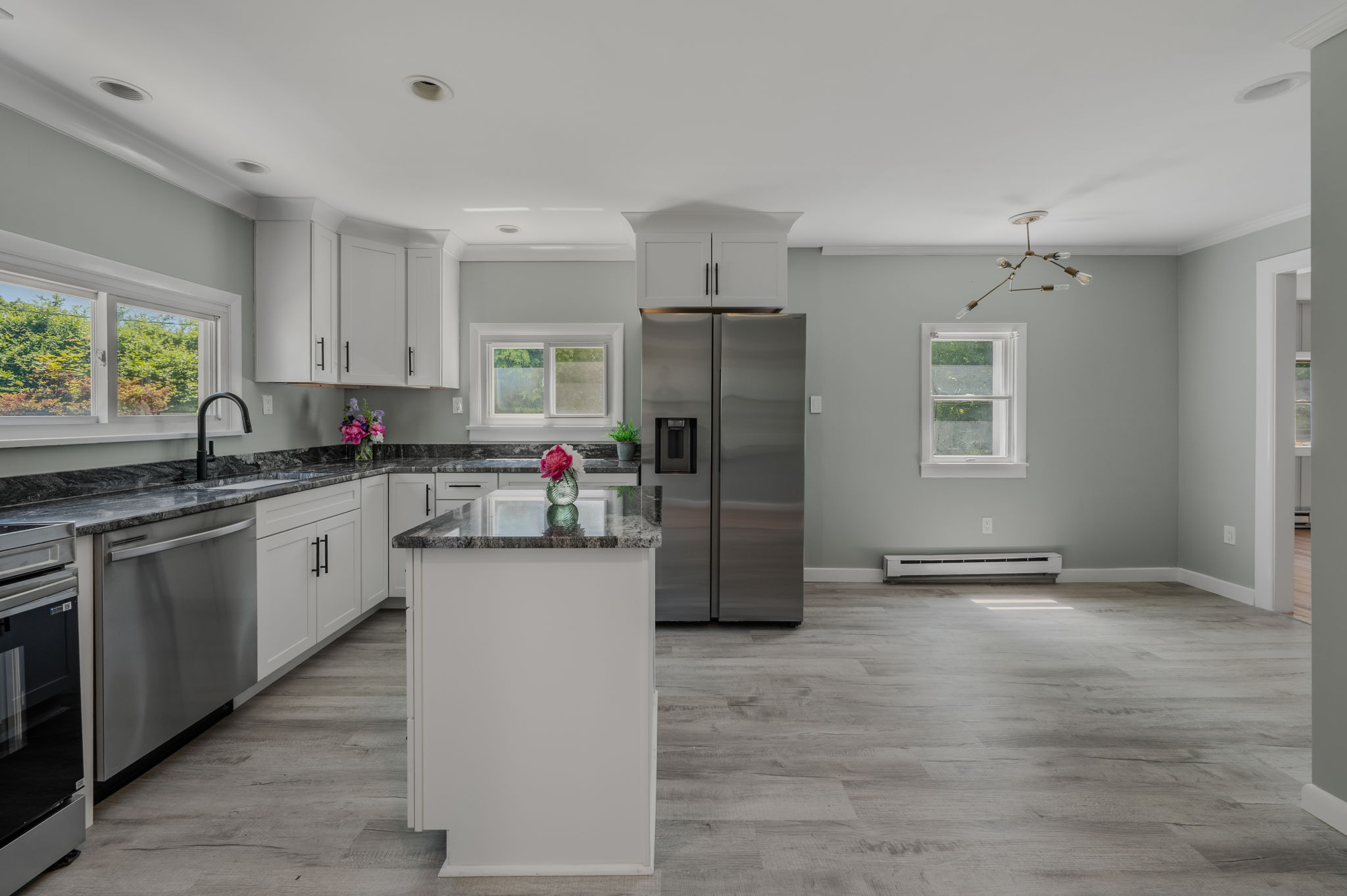  Find privacy and charm in this beautifully updated Waterford home. - 物件實景