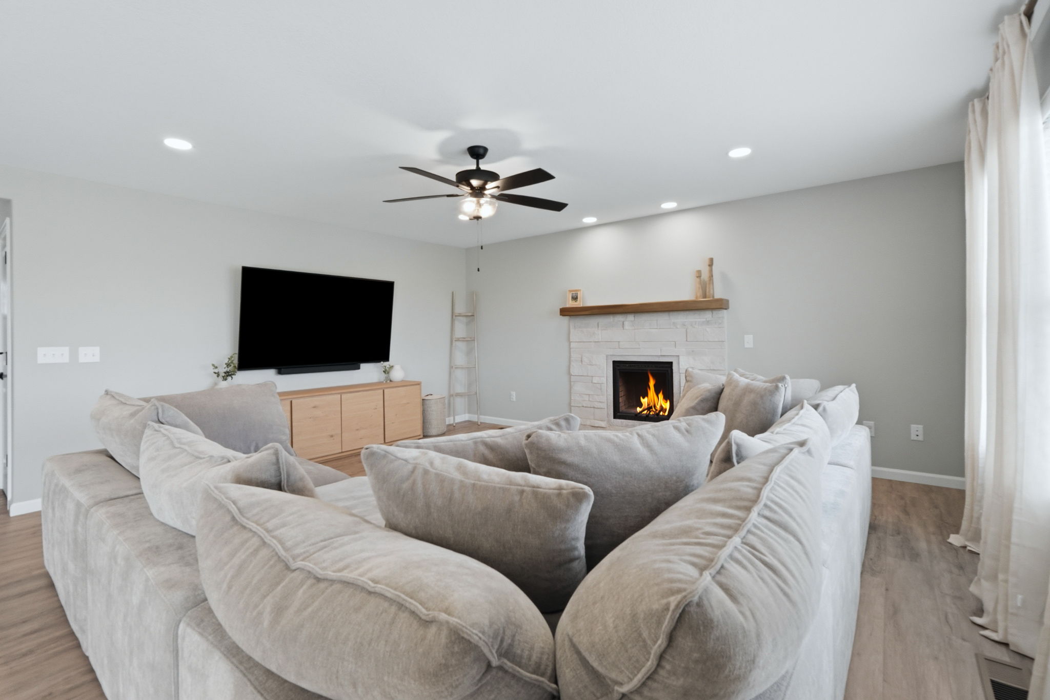  Move-in Four Bedroom Home Loaded with Upgrades - 物件實景