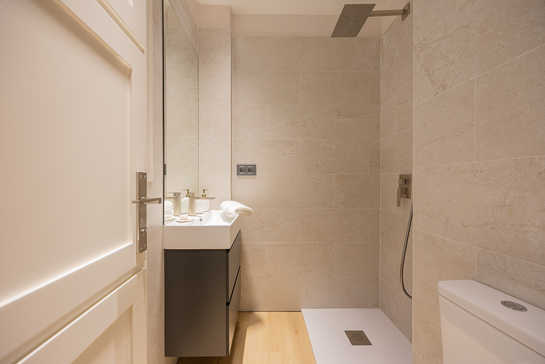  Fantastic 4-bedroom home with a private patio, in the Salamanca neighborhood. - 物件實景