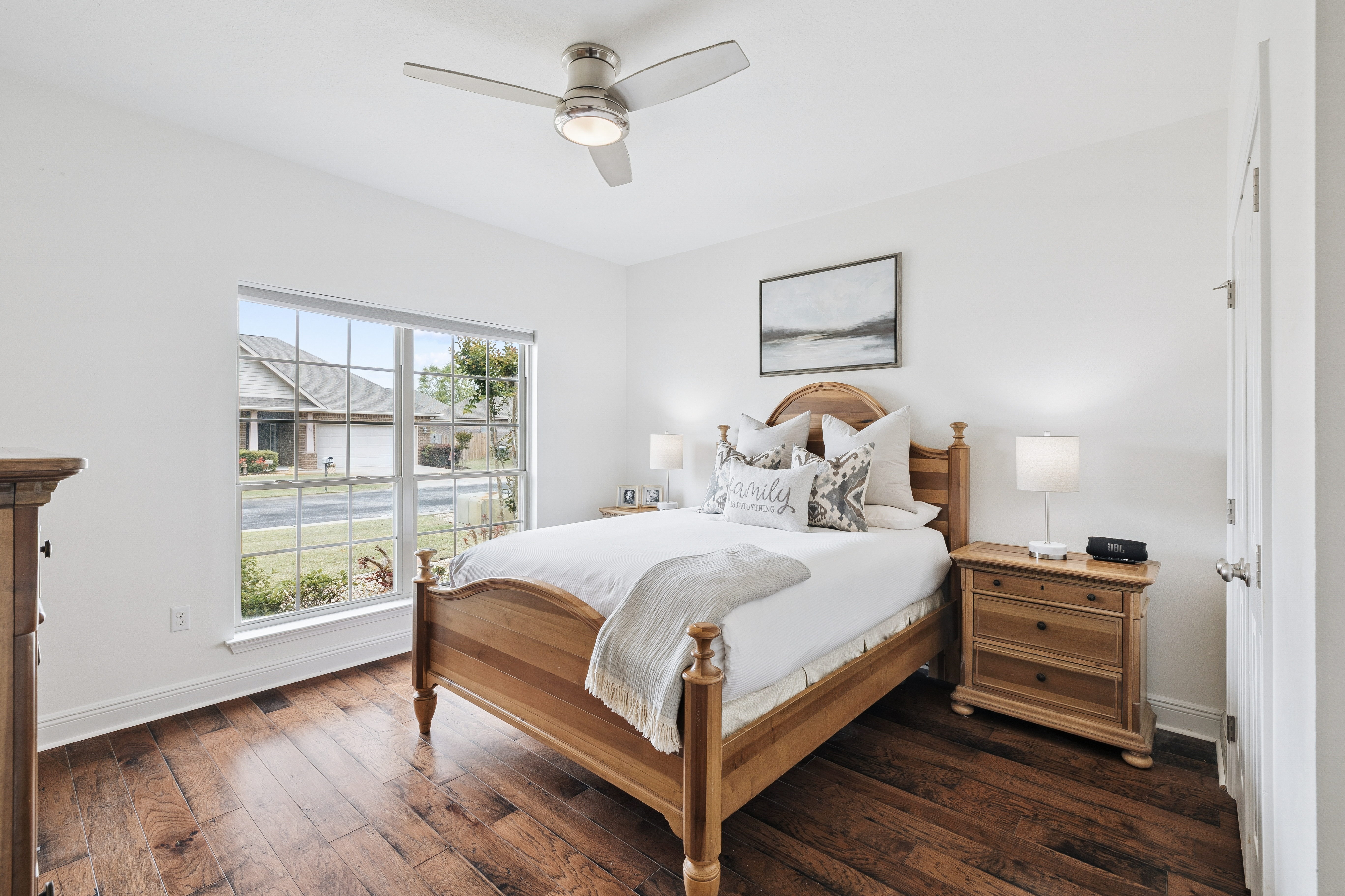  Immaculate, Spacious Single-Level Living Home with Screened Outdoor Living - 物件實景