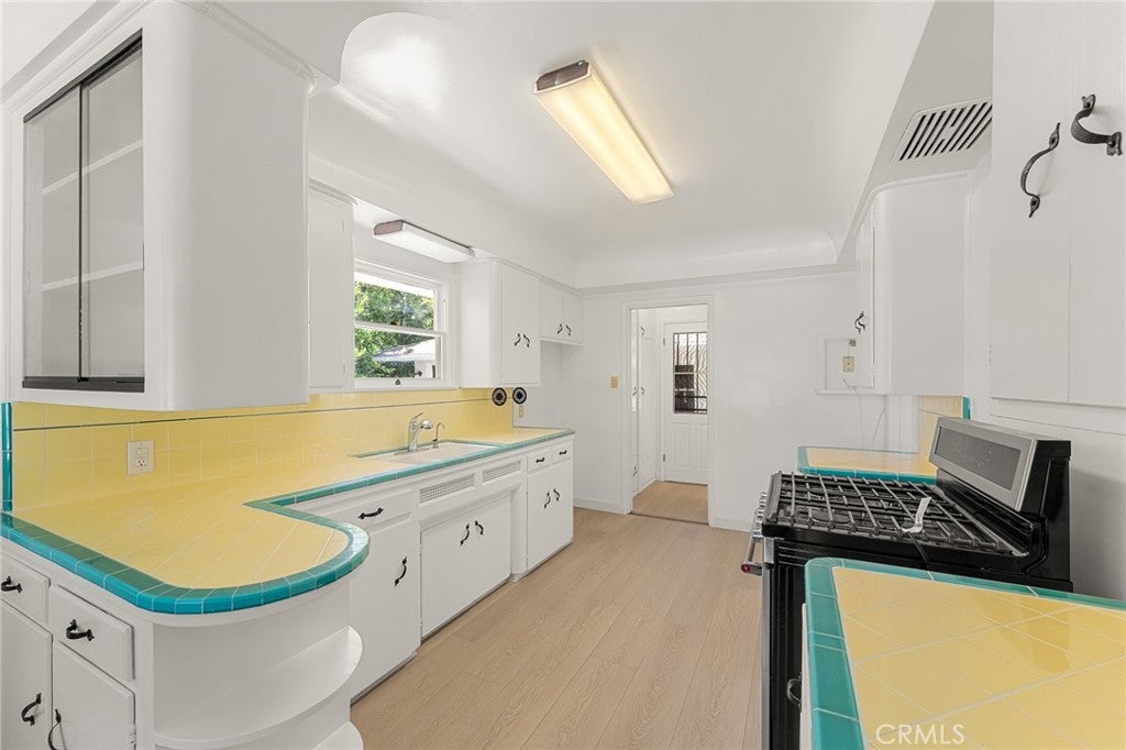 San Bernardino, California, 92405, United States, 3 Bedrooms Bedrooms, ,2 BathroomsBathrooms,Residential,For Sale,1931441