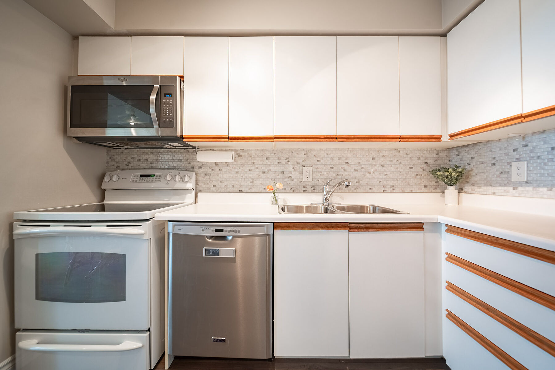  Downtown Burlington Condo - 物件實景