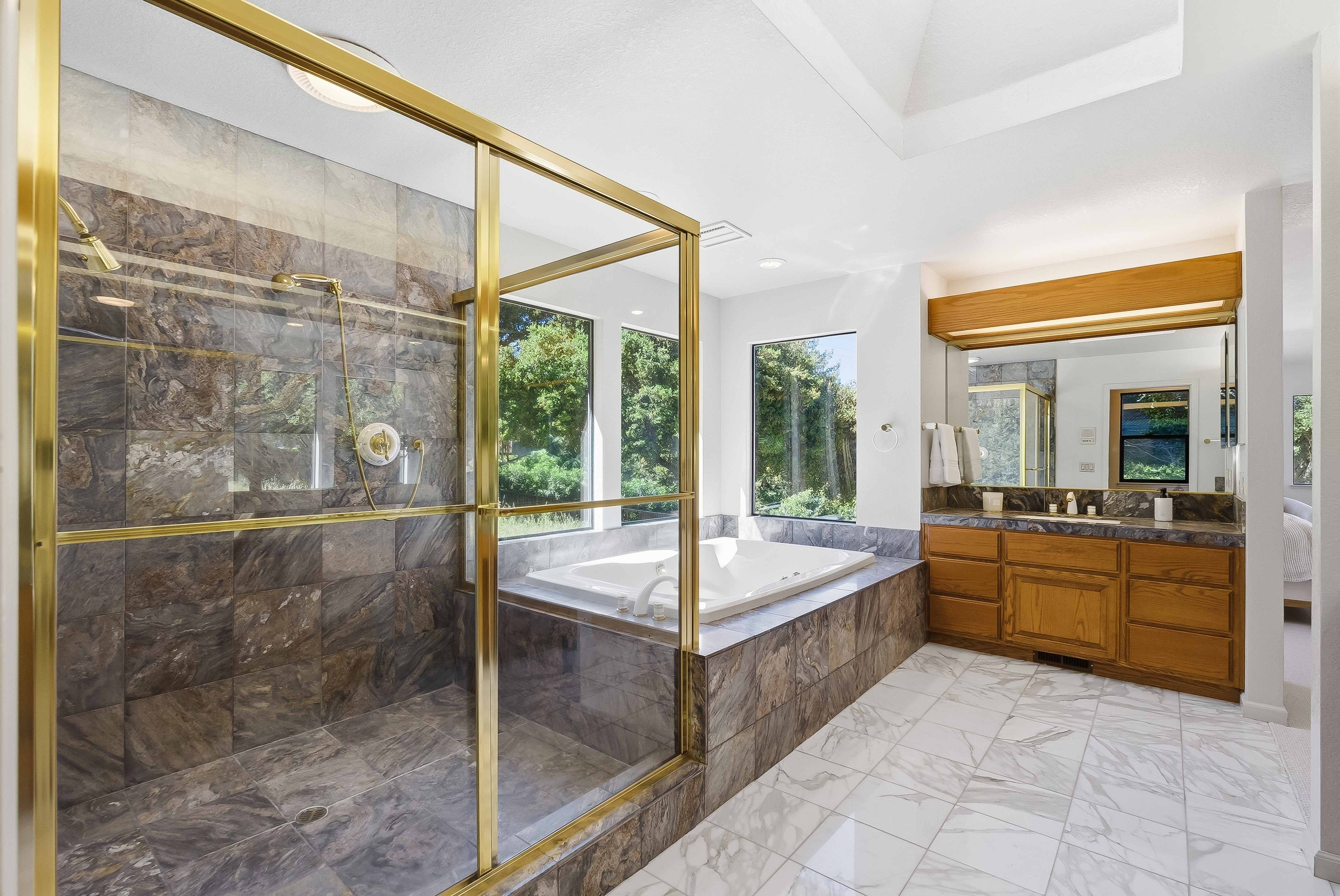  More Than 2.7 Acres of Privacy and Potential with Palo Alto Schools - 物件實景