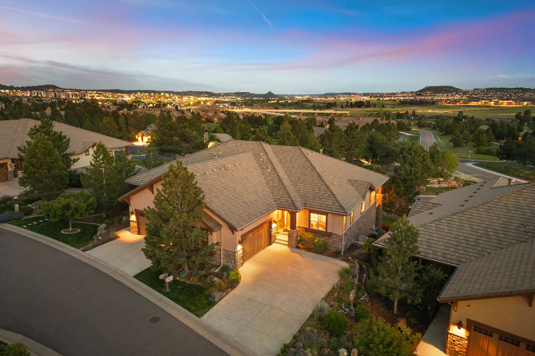  set against a backdrop  of colorado mountain views - 物件實景