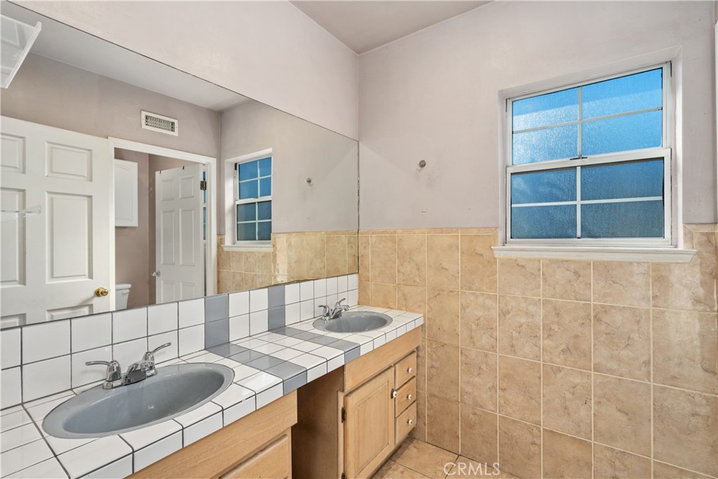 Valley Glen, California, 91401, United States, 4 Bedrooms Bedrooms, ,4 BathroomsBathrooms,Residential,For Sale,1990923