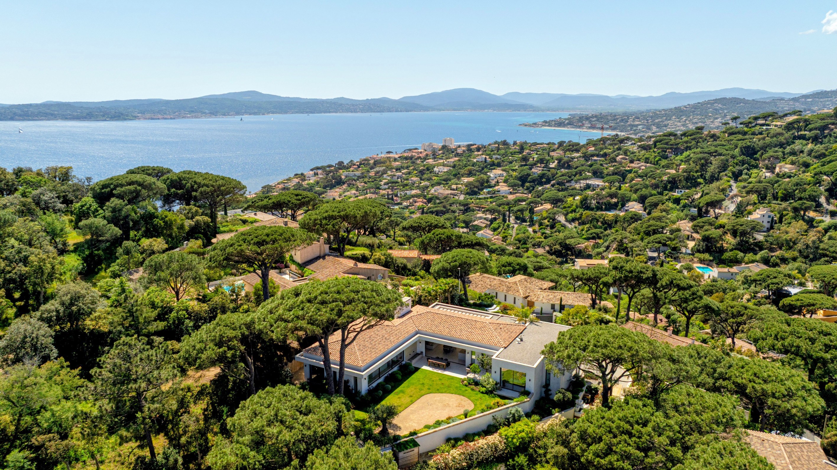  New contemporary villa with panoramic sea views in Sainte-Maxime near Saint-Tro… - 物件實景