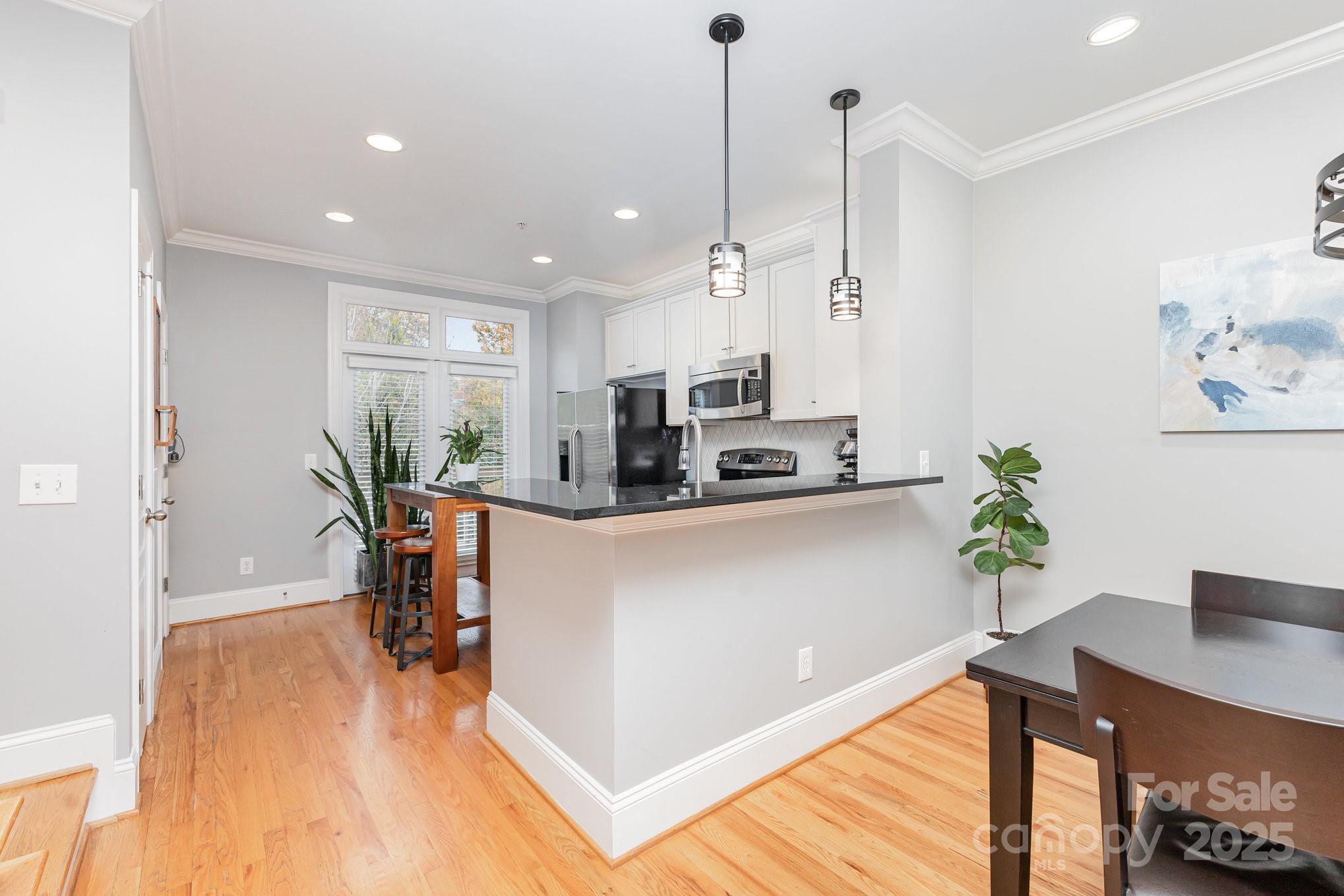 Charlotte, North Carolina, 28207, United States, 2 Bedrooms Bedrooms, ,3 BathroomsBathrooms,Residential,For Sale,1997449