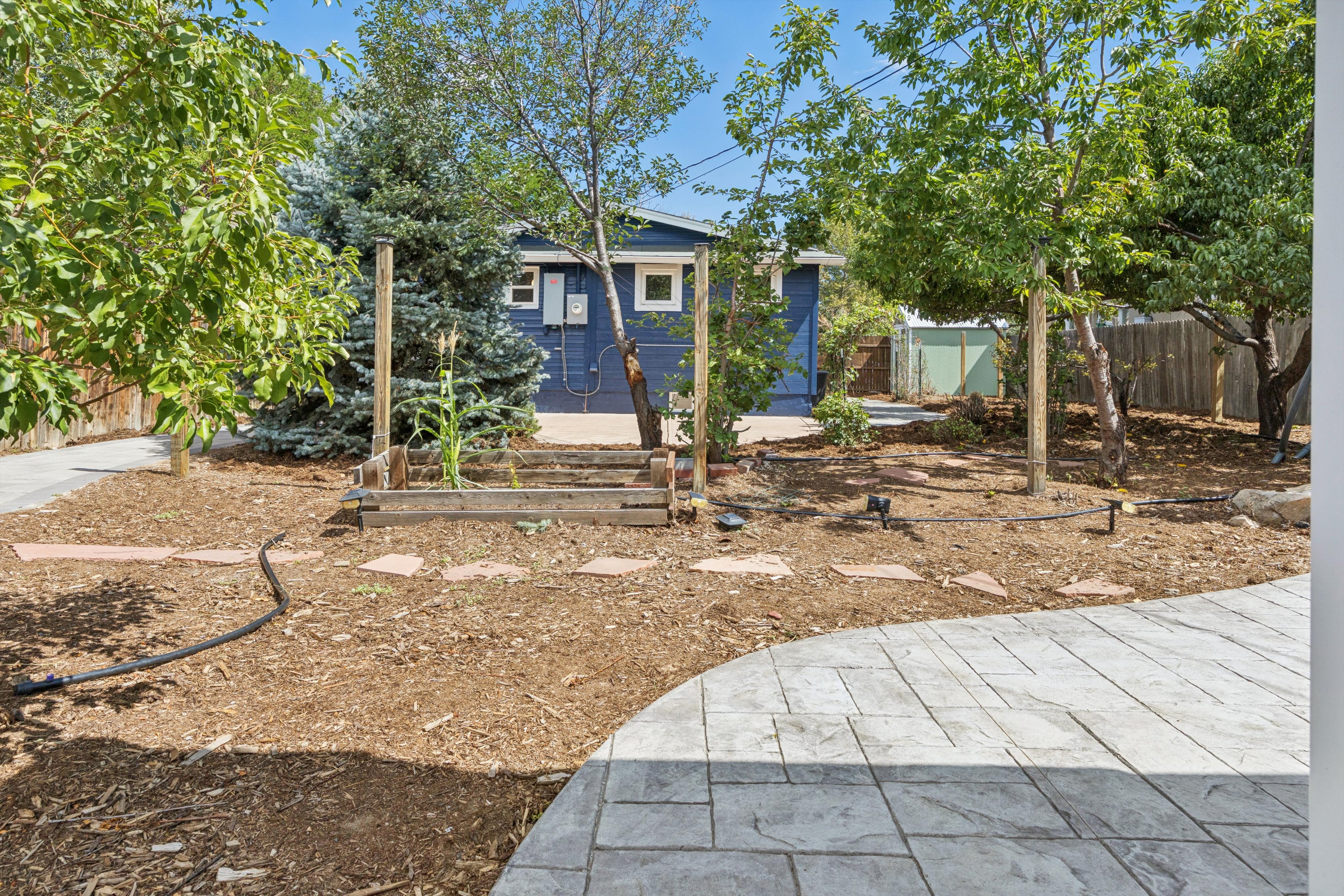  Charming Curb Appeal Meets Exceptional Versatility - 物件實景