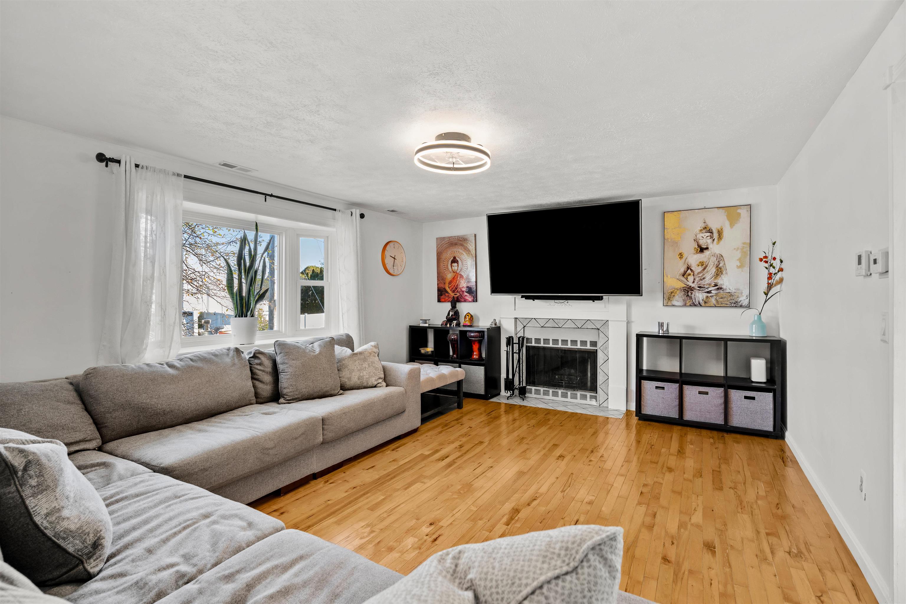 Manchester, New Hampshire, 03103, United States, 3 Bedrooms Bedrooms, ,2 BathroomsBathrooms,Residential,For Sale,1989722