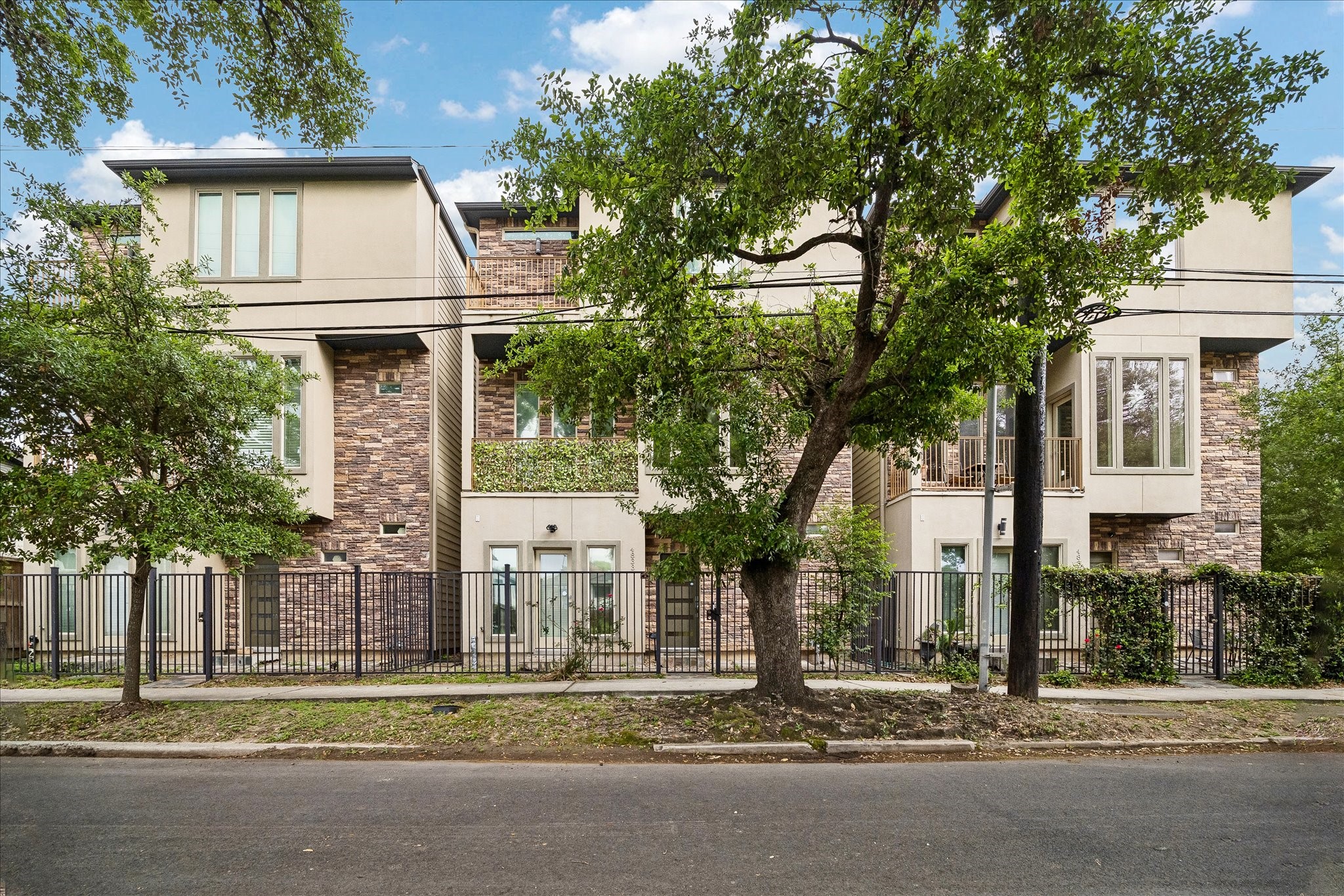  4833 Chenevert Street - 物件實景