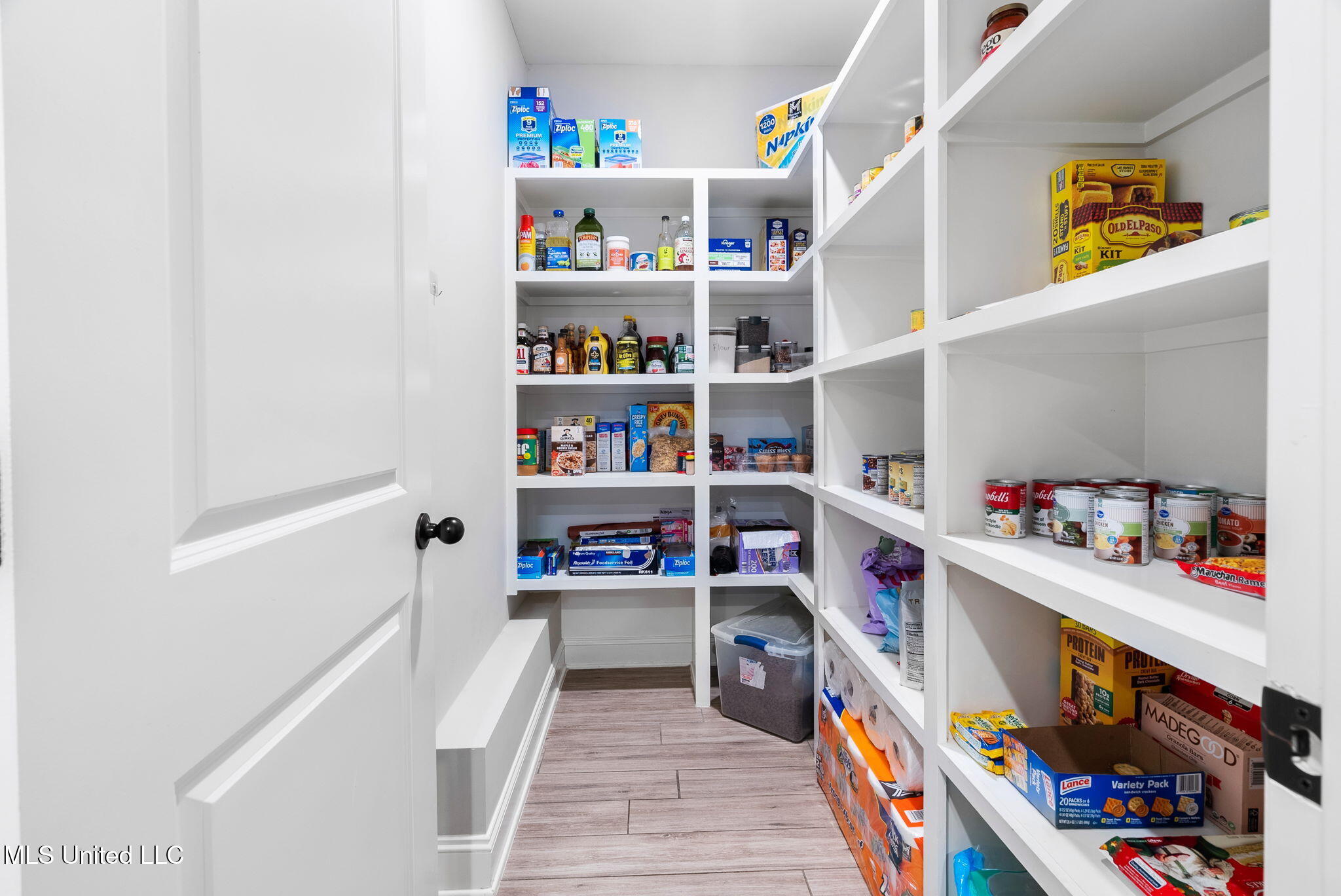 Hernando, Mississippi, 38632, United States, 5 Bedrooms Bedrooms, ,3 BathroomsBathrooms,Residential,For Sale,1991187