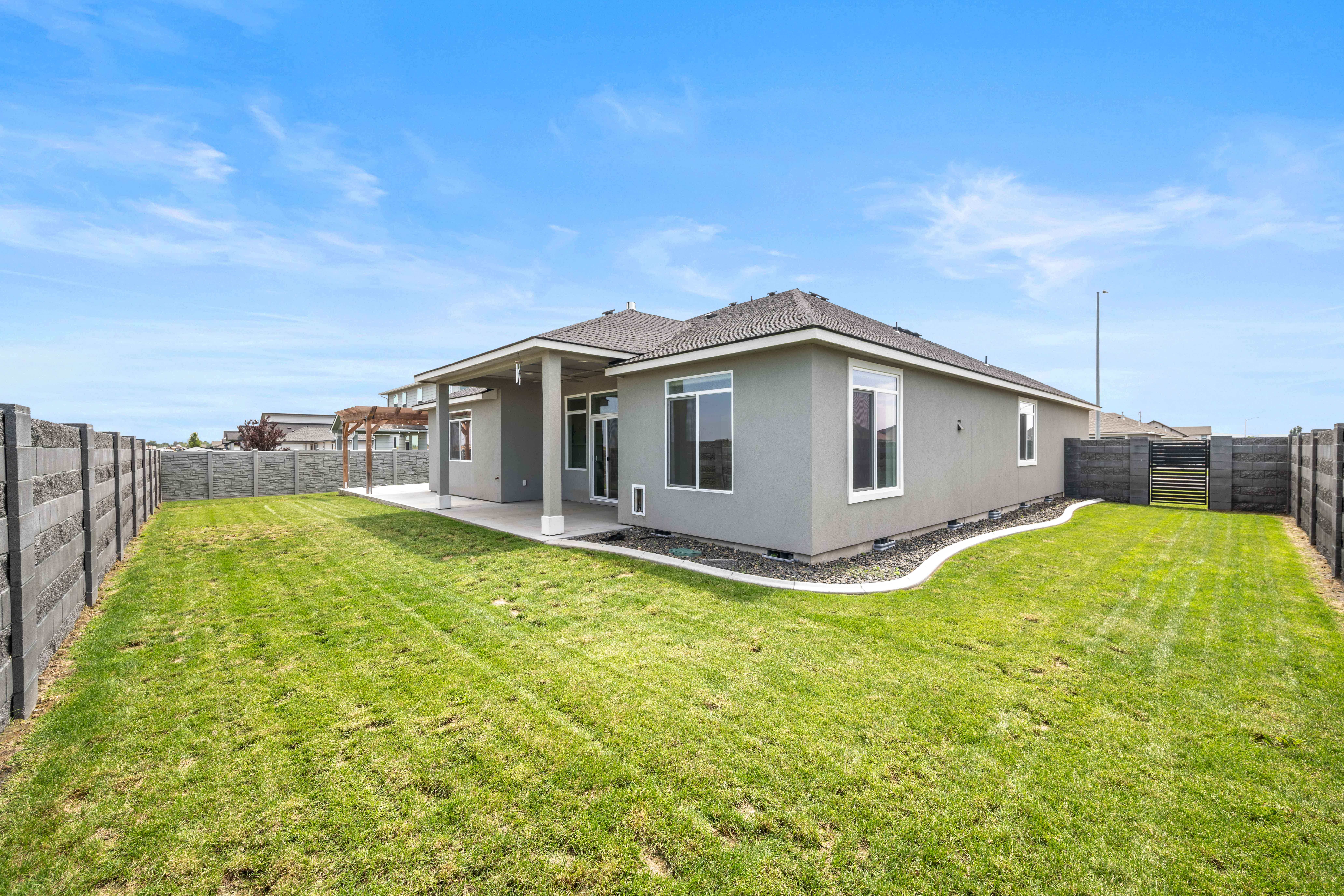  Like New, Fully Fenced, Corner Lot & 4-Car Garage - 物件實景