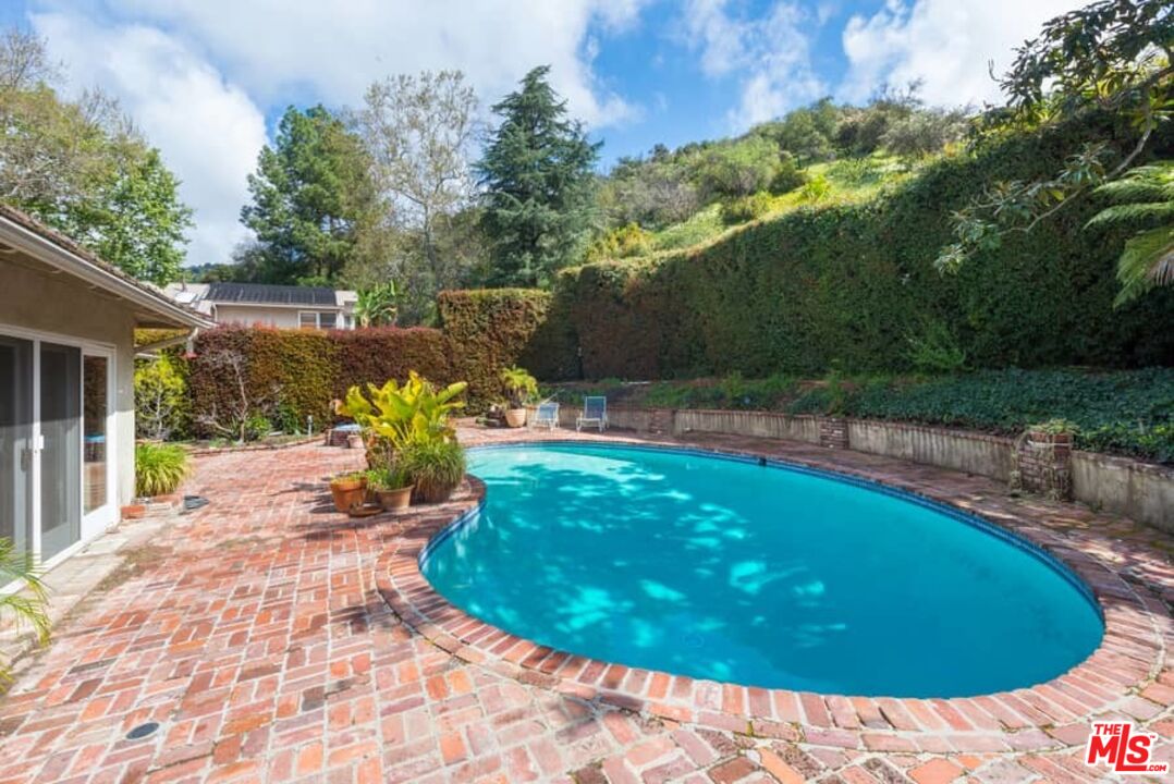 Los Angeles, California, 90049, United States, 3 Bedrooms Bedrooms, ,2 BathroomsBathrooms,Residential,For Sale,1913369