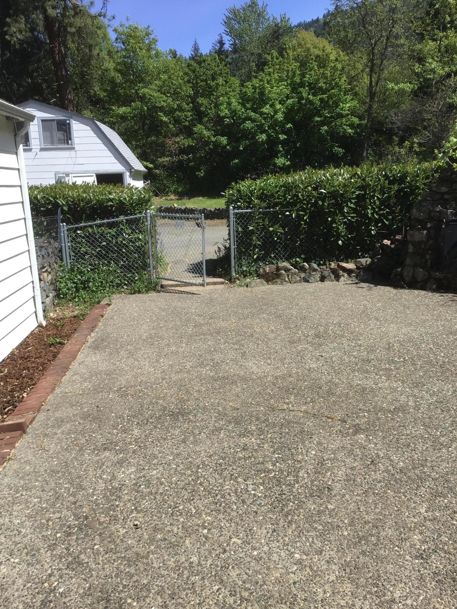 Grants Pass, Oregon, 97527, United States, 4 Bedrooms Bedrooms, ,3 BathroomsBathrooms,Residential,For Sale,1984338